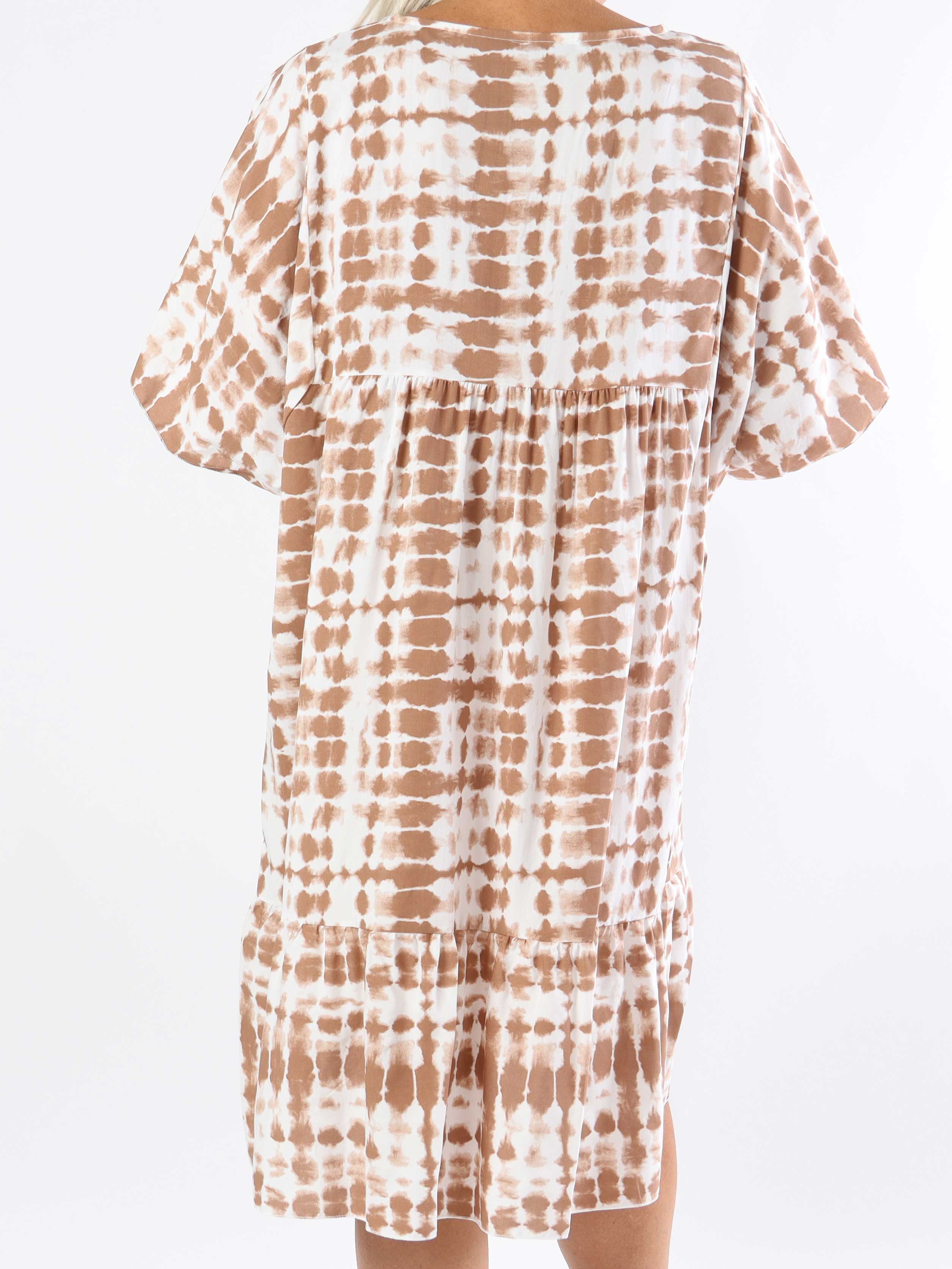 Lyon - Söt plus size-klänning i viskos med batikmönster