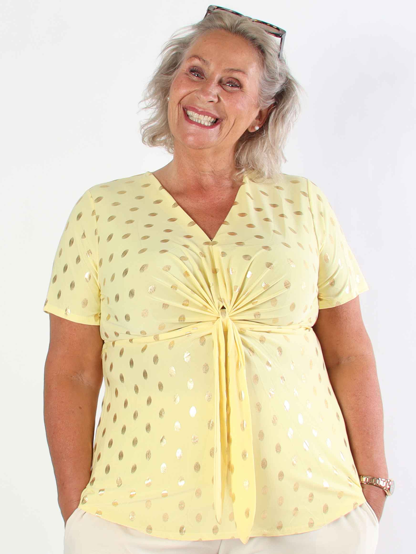 Molly Dot Shirt - Elastisk plus size blus med fin knytdetalj framtill