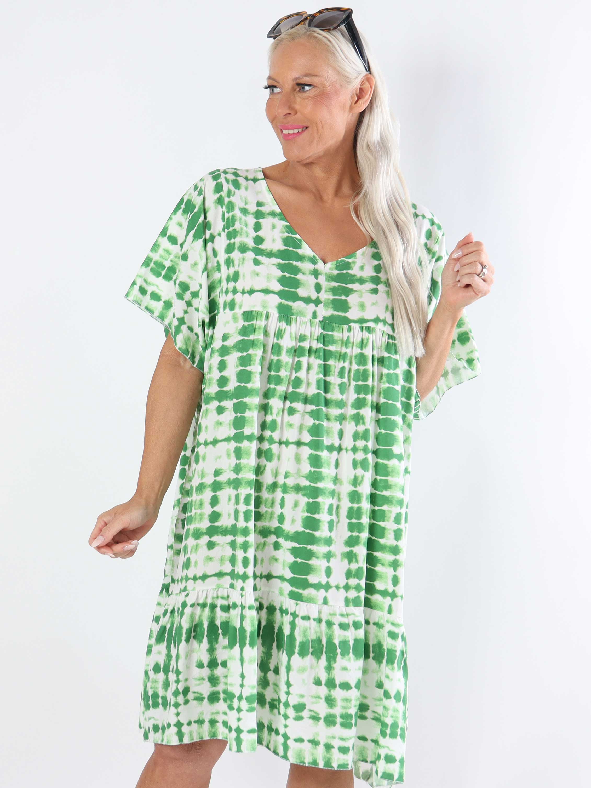 Lyon - Söt plus size-klänning i viskos med batikmönster