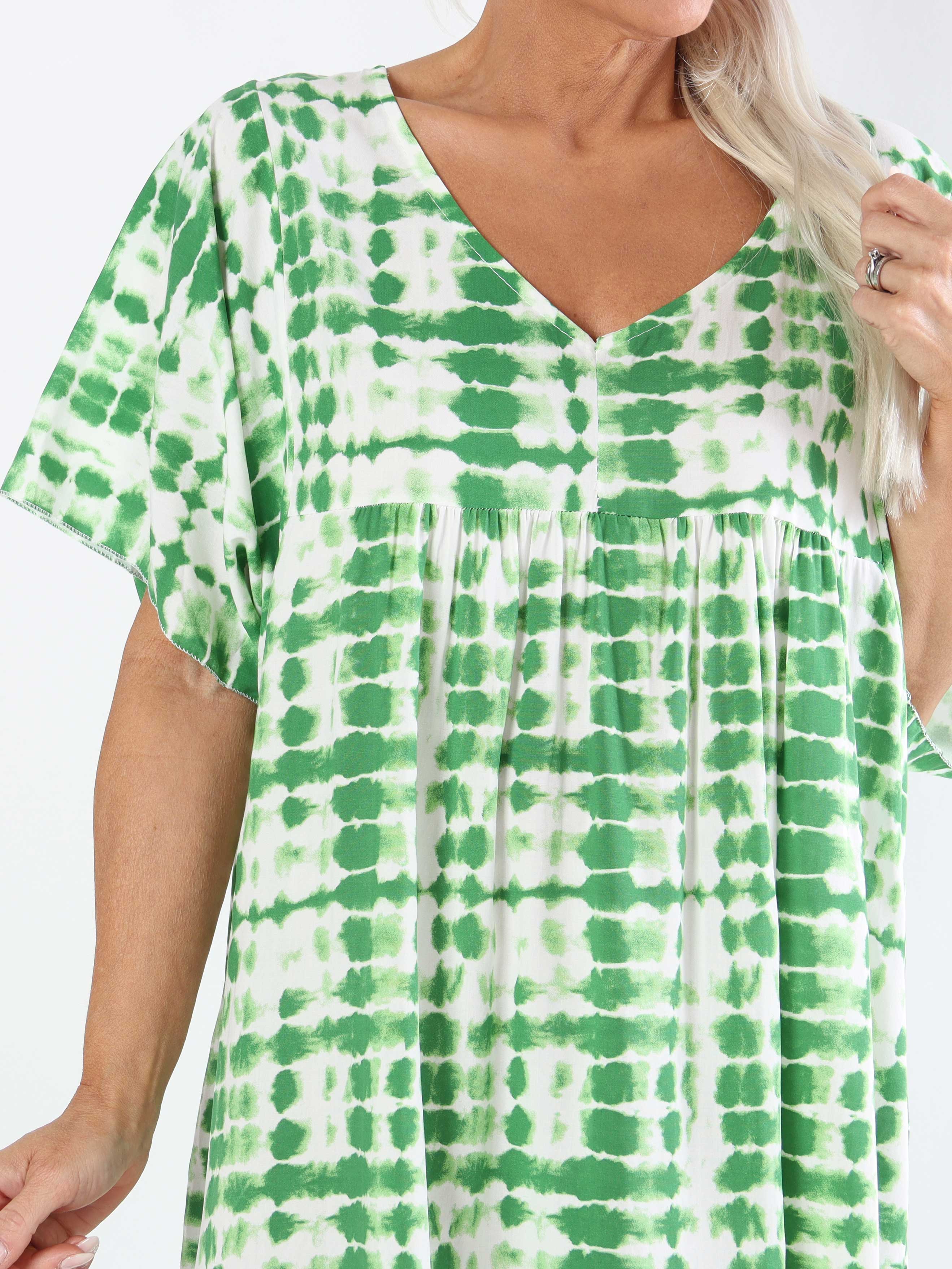 Lyon - Söt plus size-klänning i viskos med batikmönster