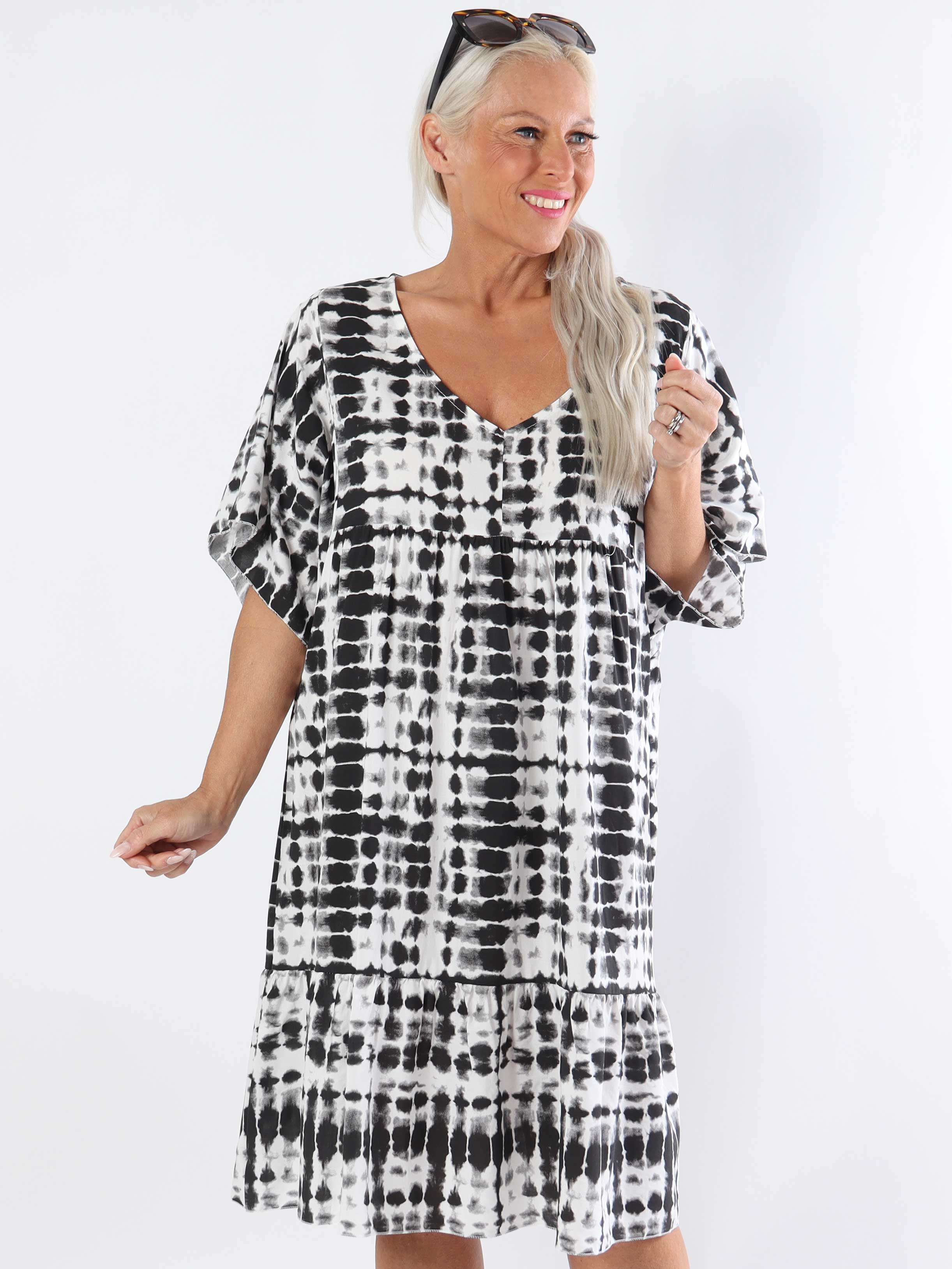 Lyon - Söt plus size-klänning i viskos med batikmönster