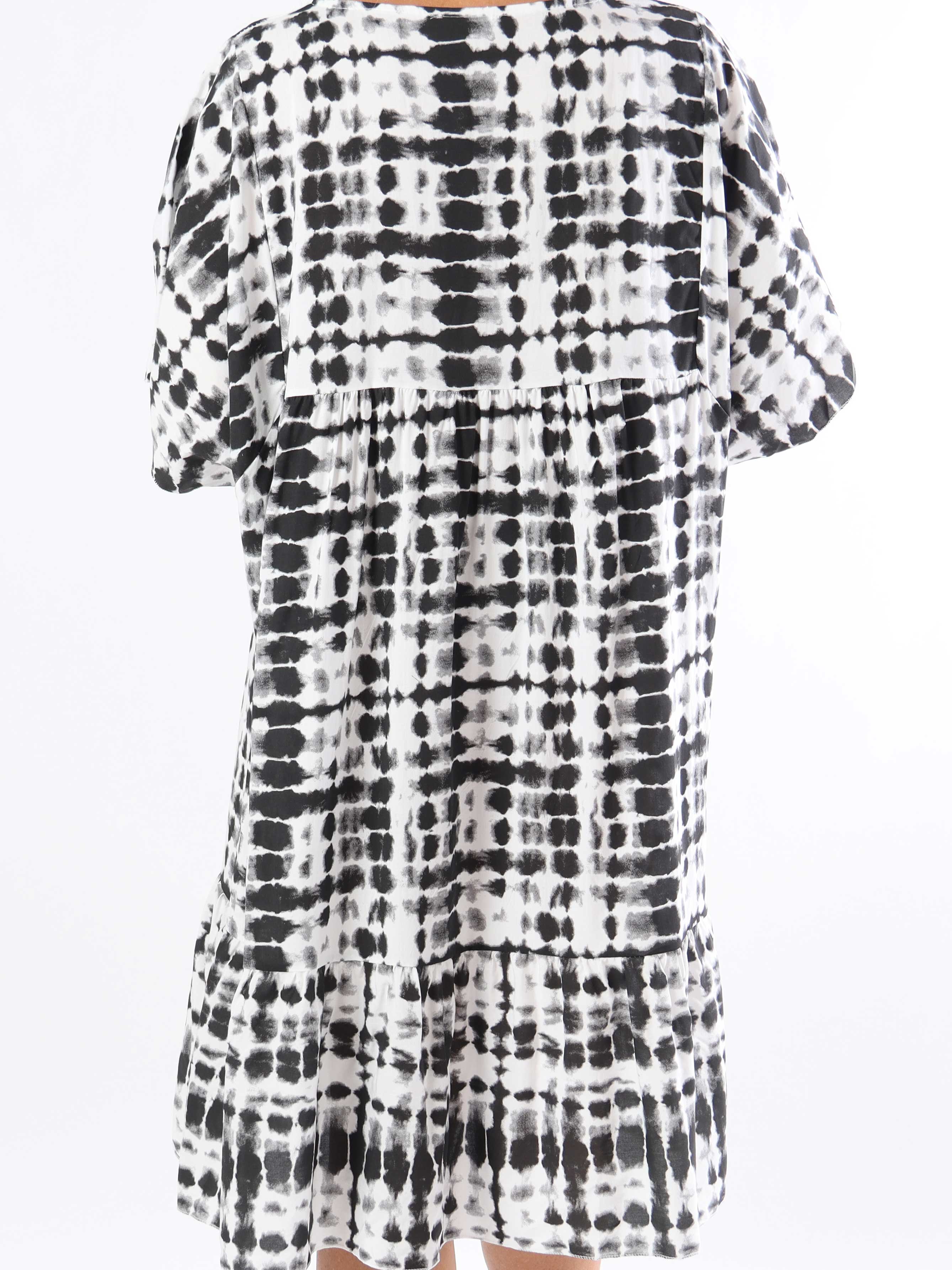 Lyon - Söt plus size-klänning i viskos med batikmönster