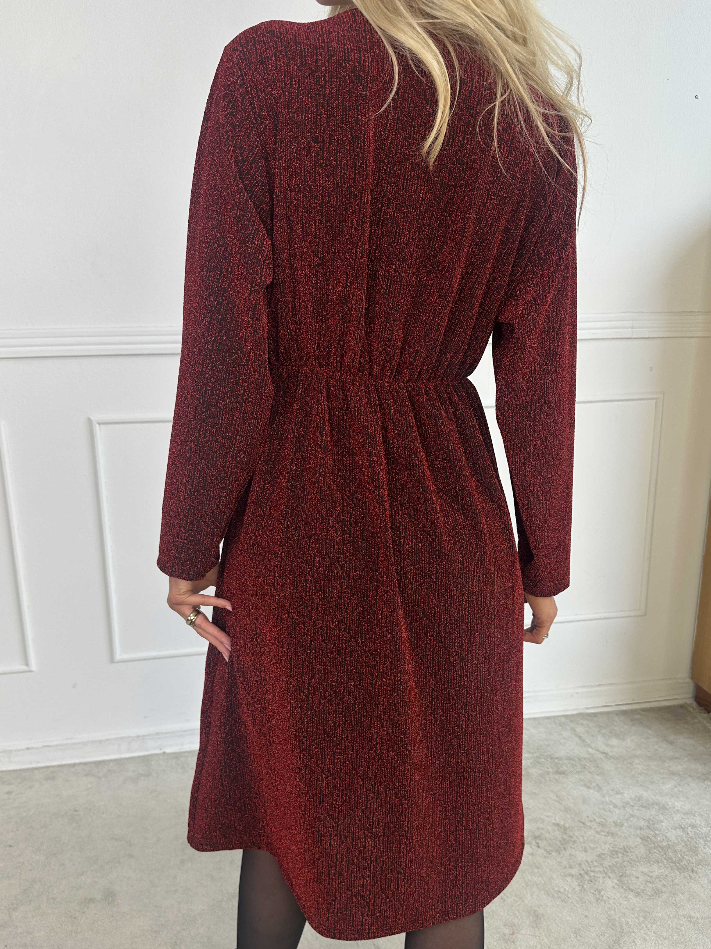 Lina - Söt festklänning med glittertråd och elegant korsdetalj vid bysten