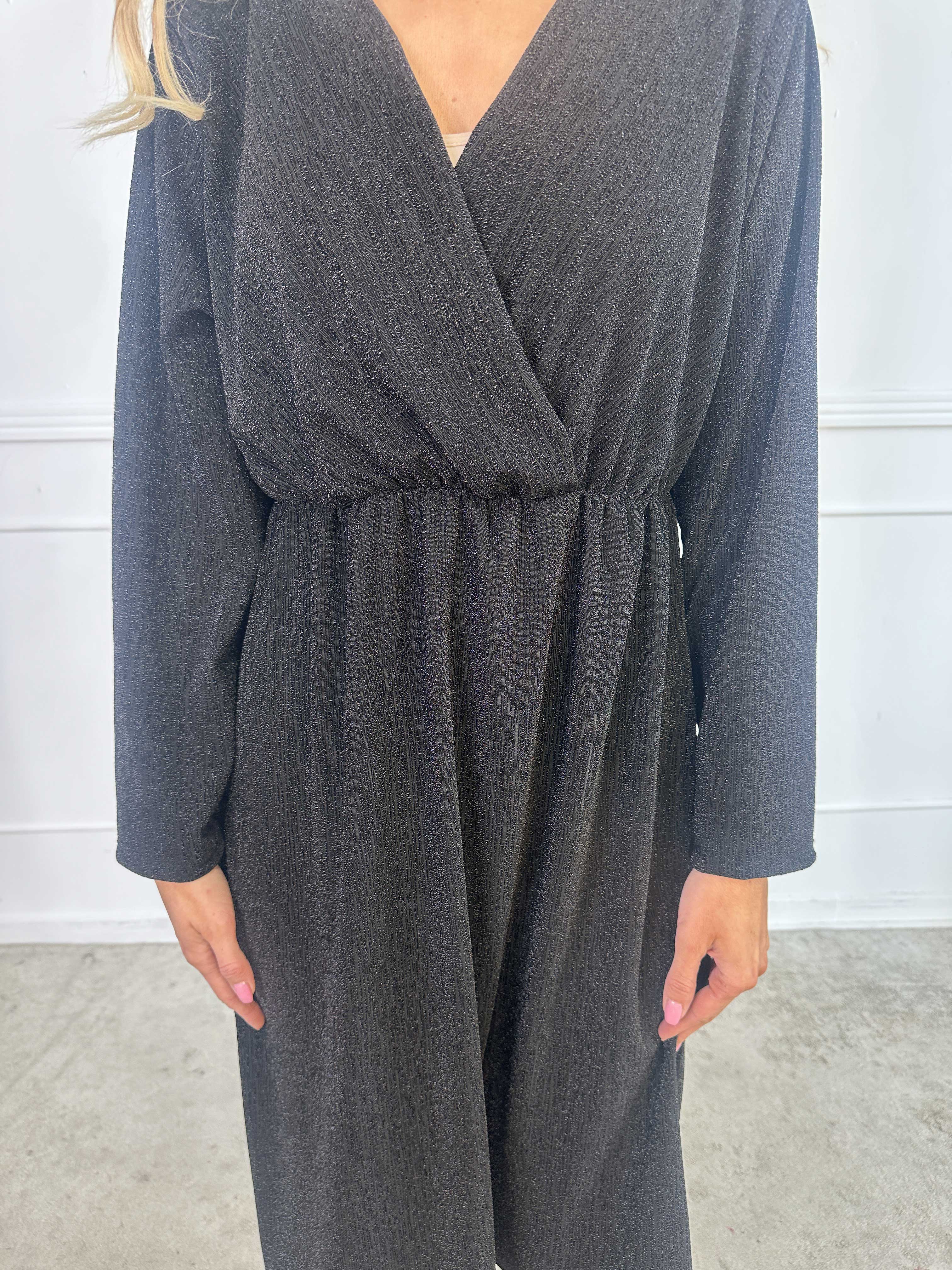 Lina - Söt festklänning med glittertråd och elegant korsdetalj vid bysten