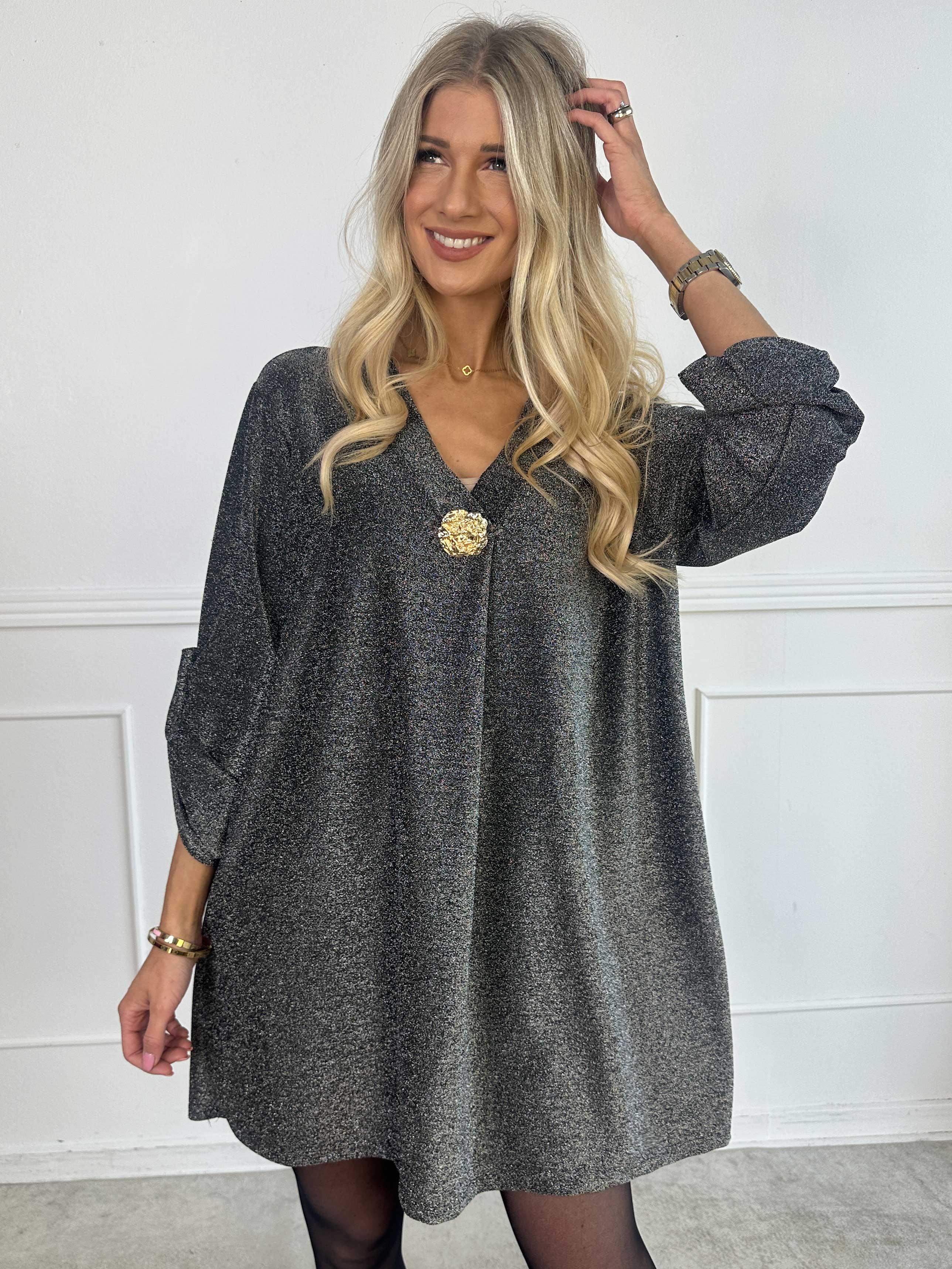 Betty - Söt glittrig tunikaklänning med guldbrosch