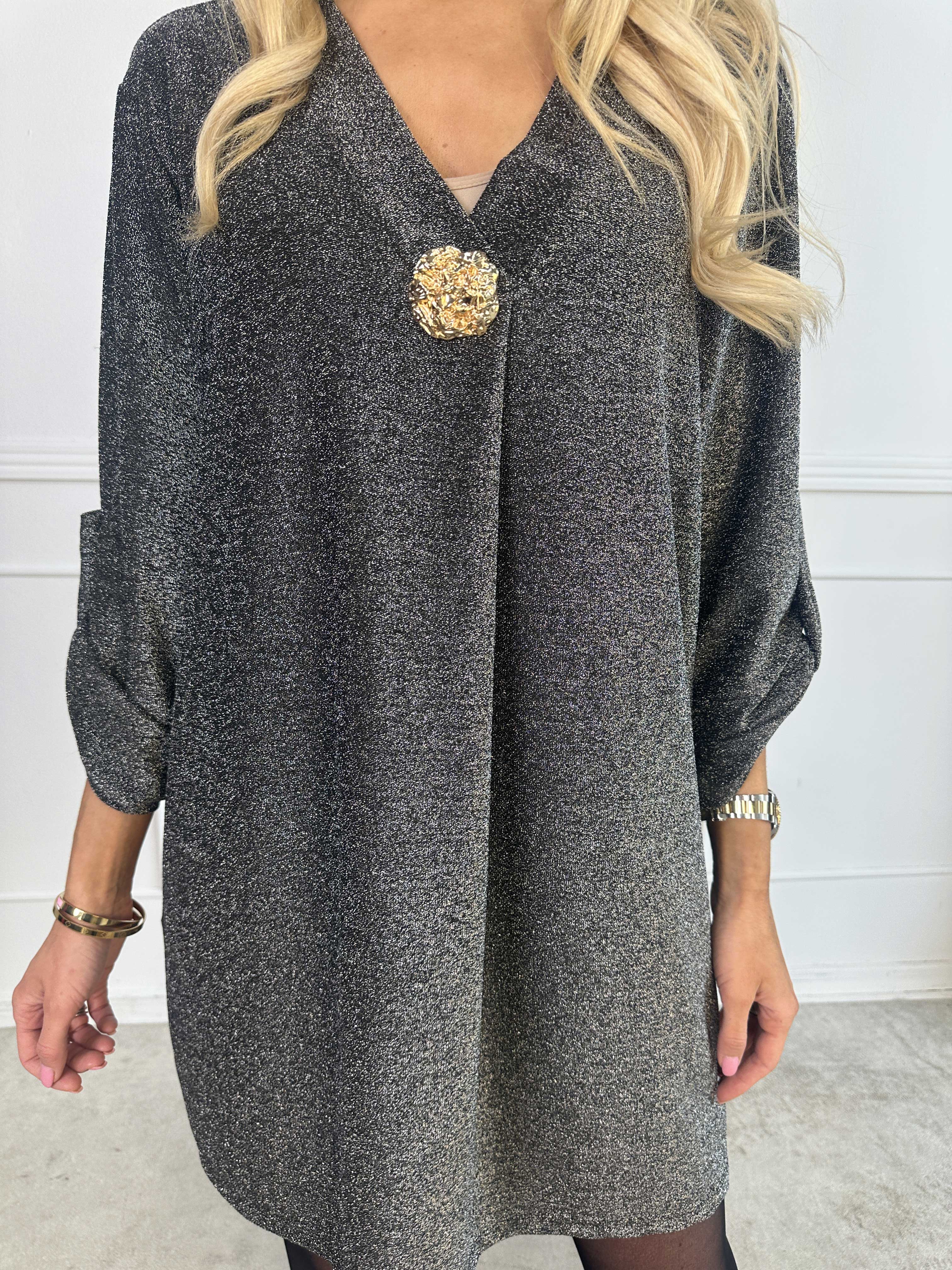Betty - Söt glittrig tunikaklänning med guldbrosch