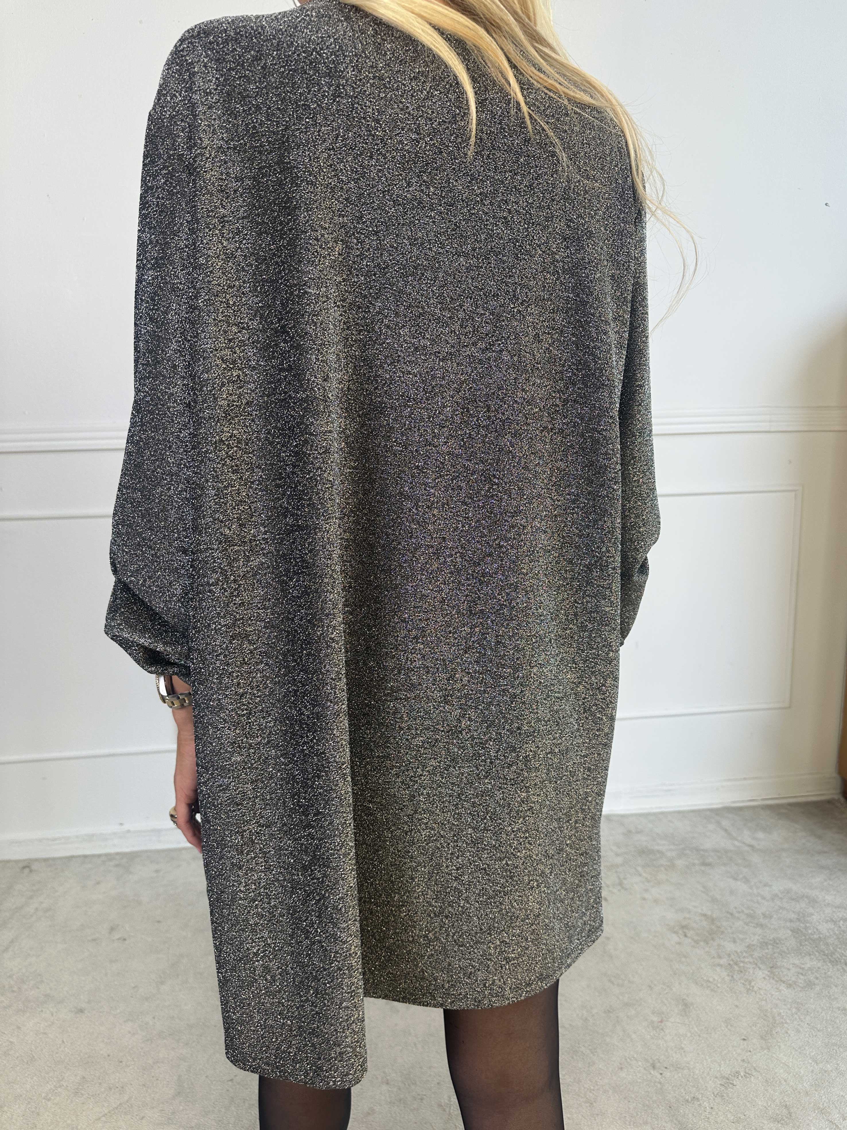 Betty - Söt glittrig tunikaklänning med guldbrosch