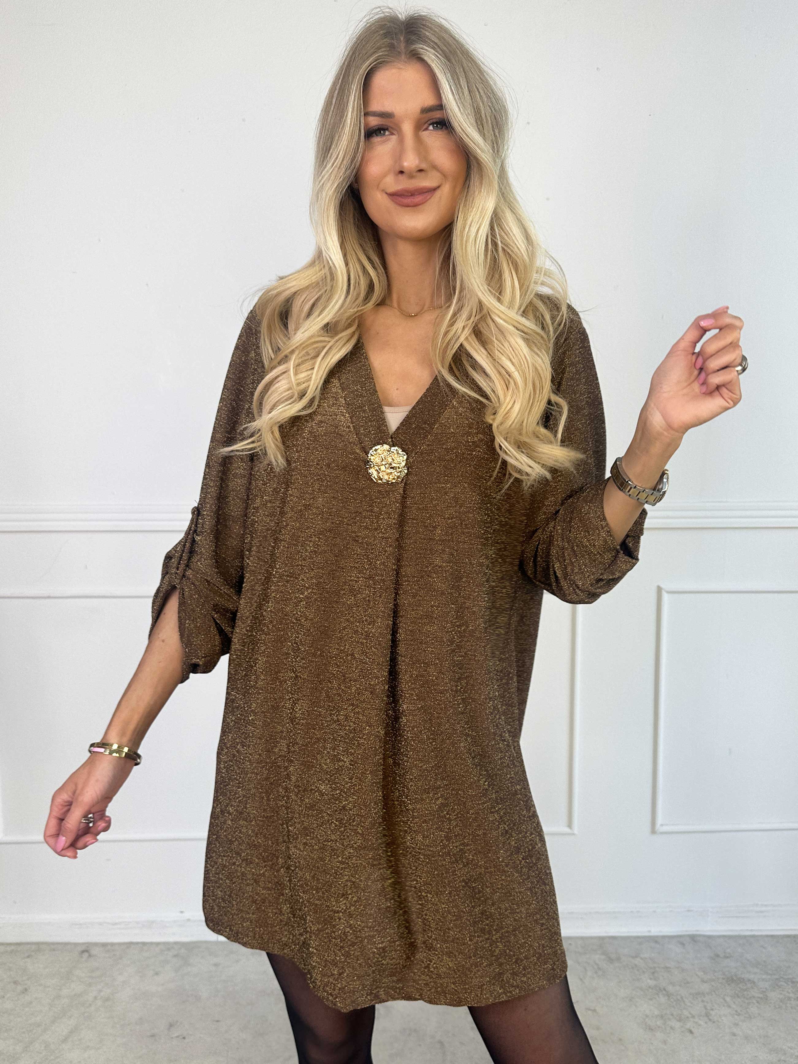 Betty - Söt glittrig tunikaklänning med guldbrosch