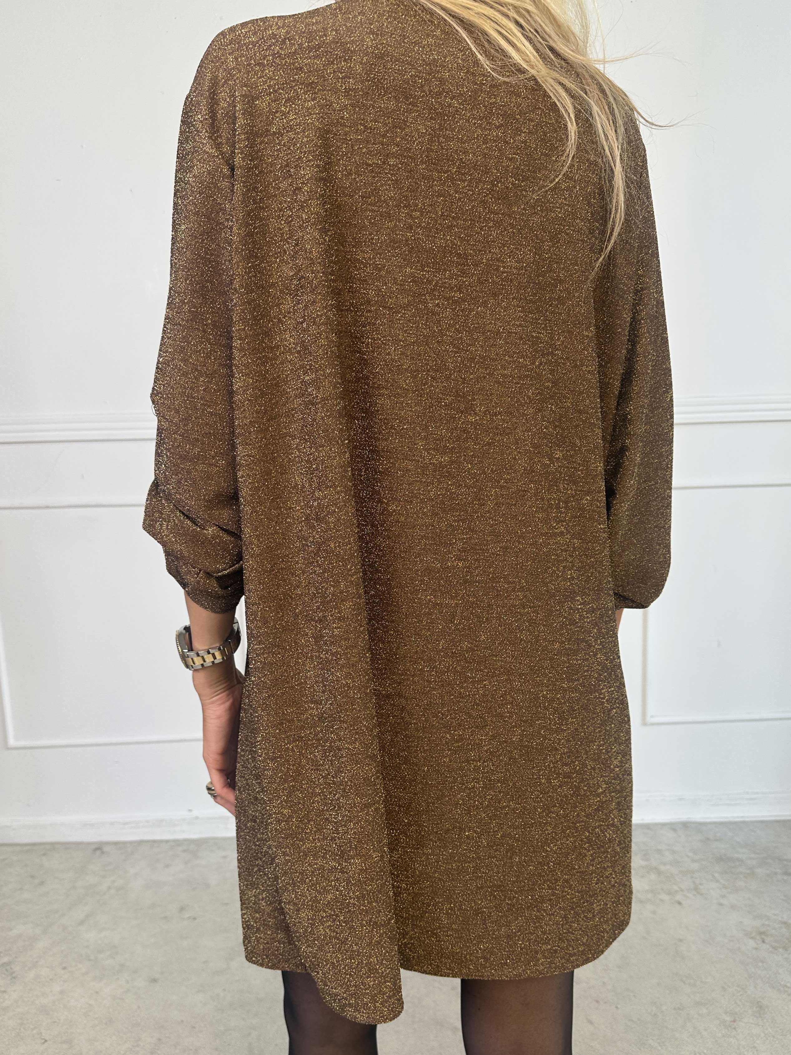Betty - Söt glittrig tunikaklänning med guldbrosch