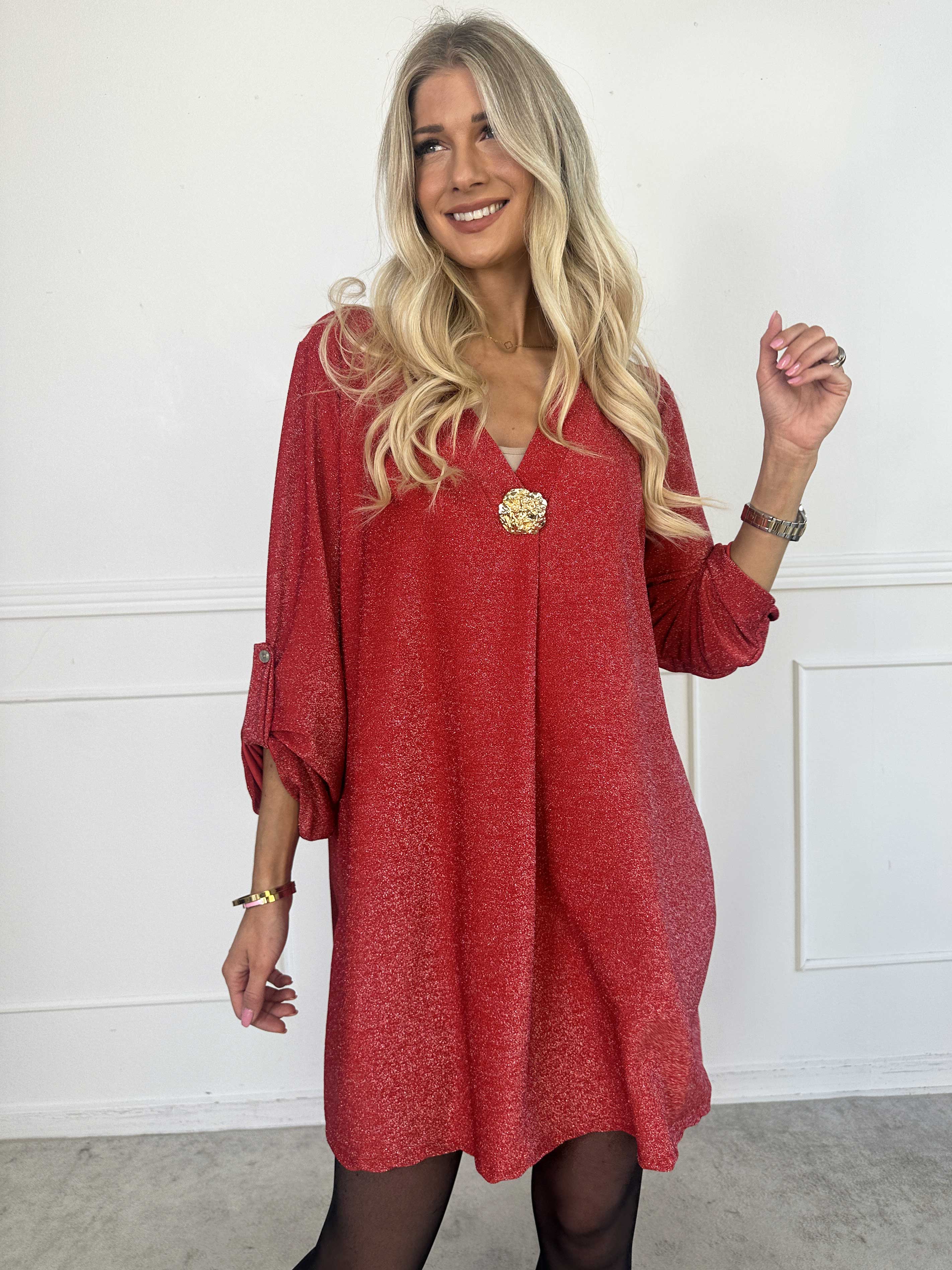 Betty - Söt glittrig tunikaklänning med guldbrosch