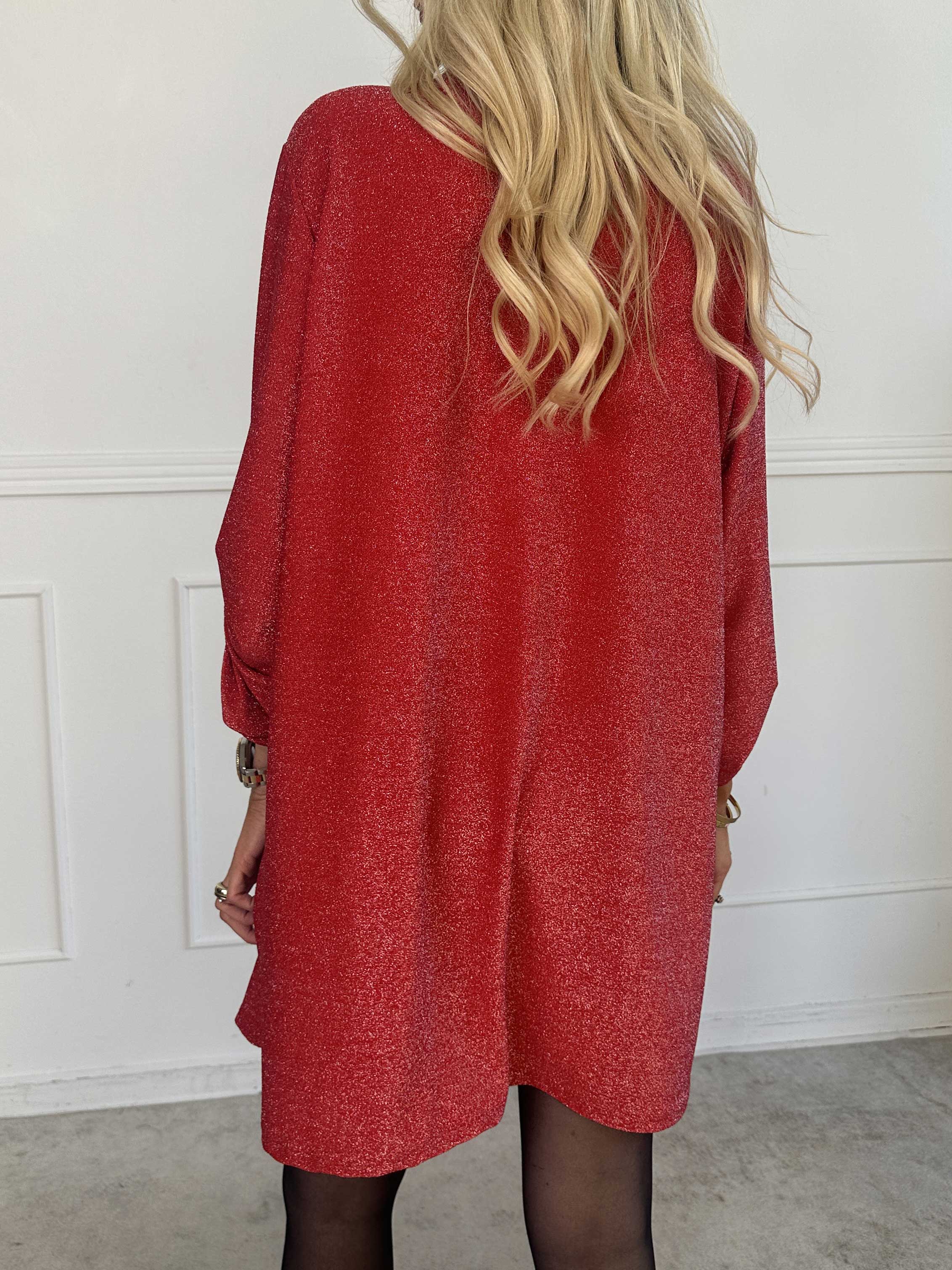 Betty - Söt glittrig tunikaklänning med guldbrosch