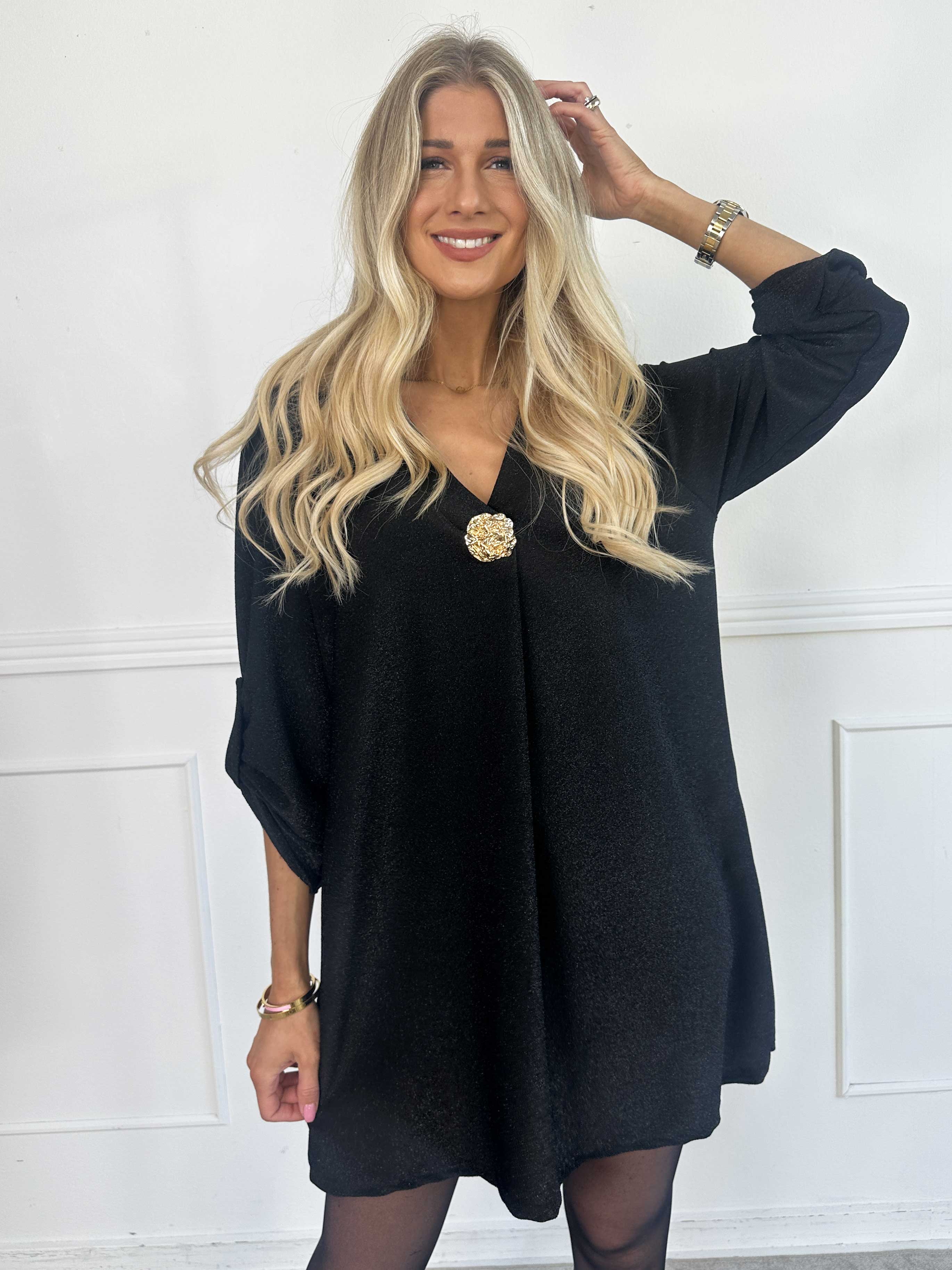 Betty - Söt glittrig tunikaklänning med guldbrosch