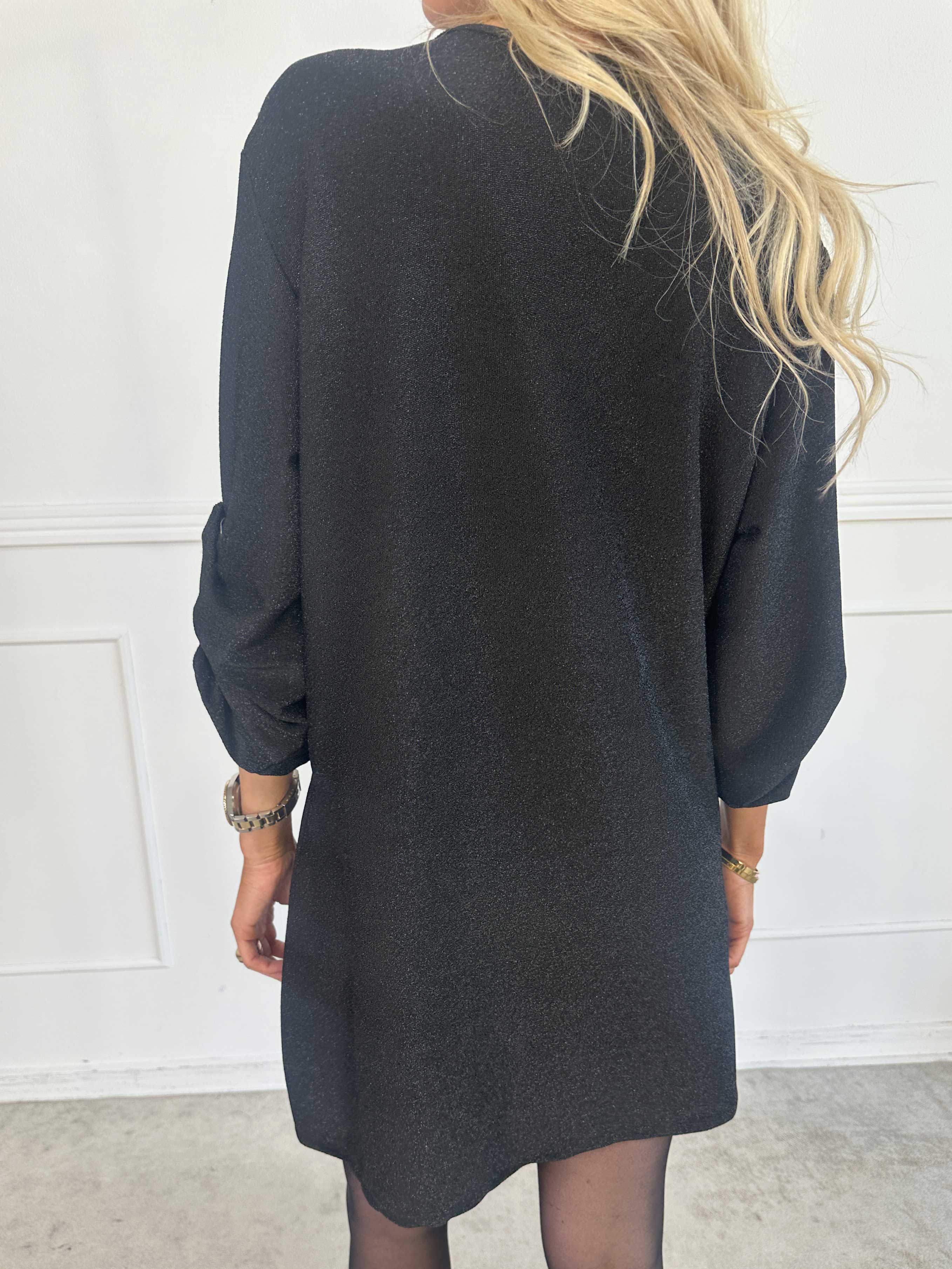 Betty - Söt glittrig tunikaklänning med guldbrosch