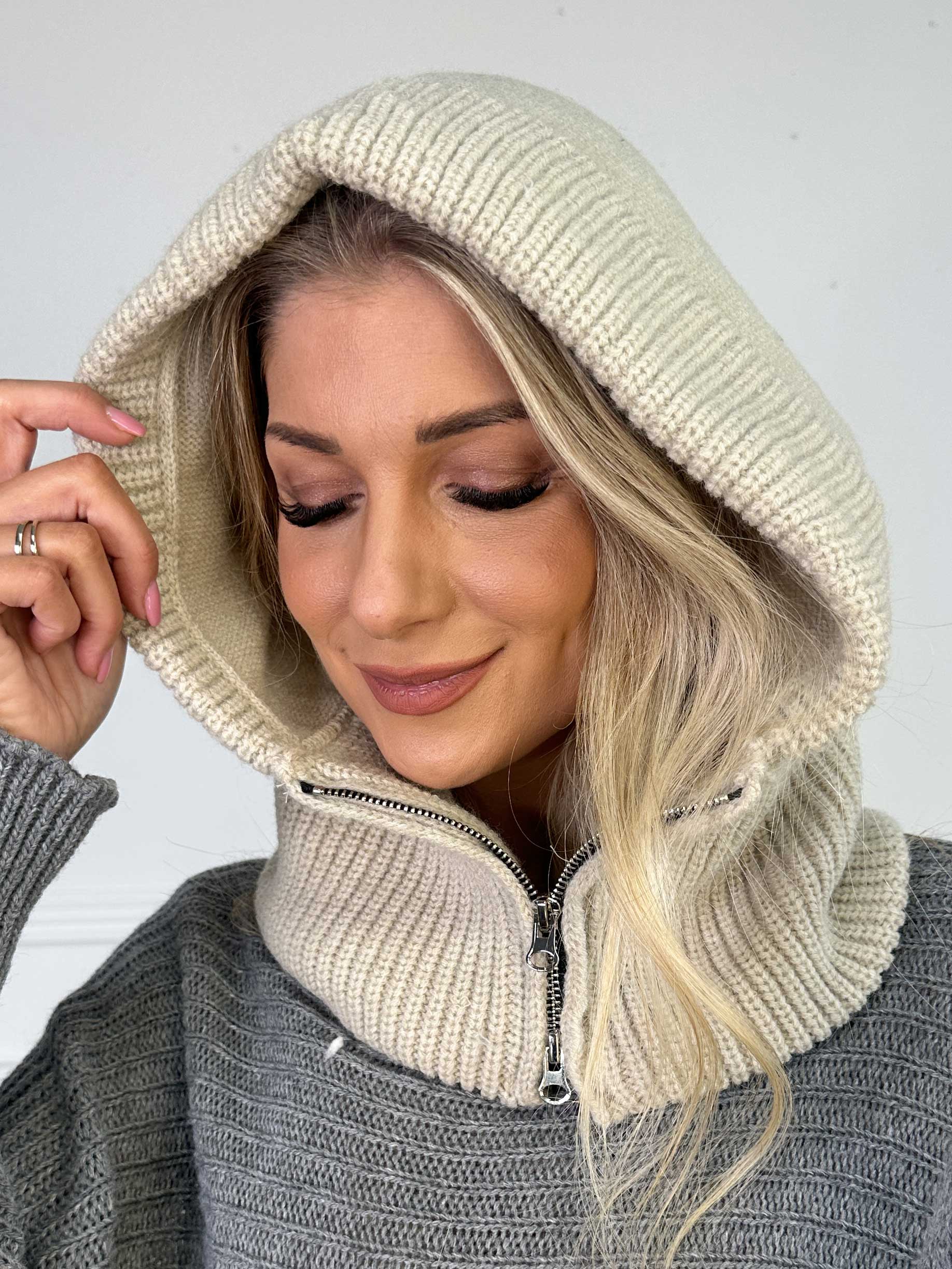 Gerda - Strikket hættehue med lynlås