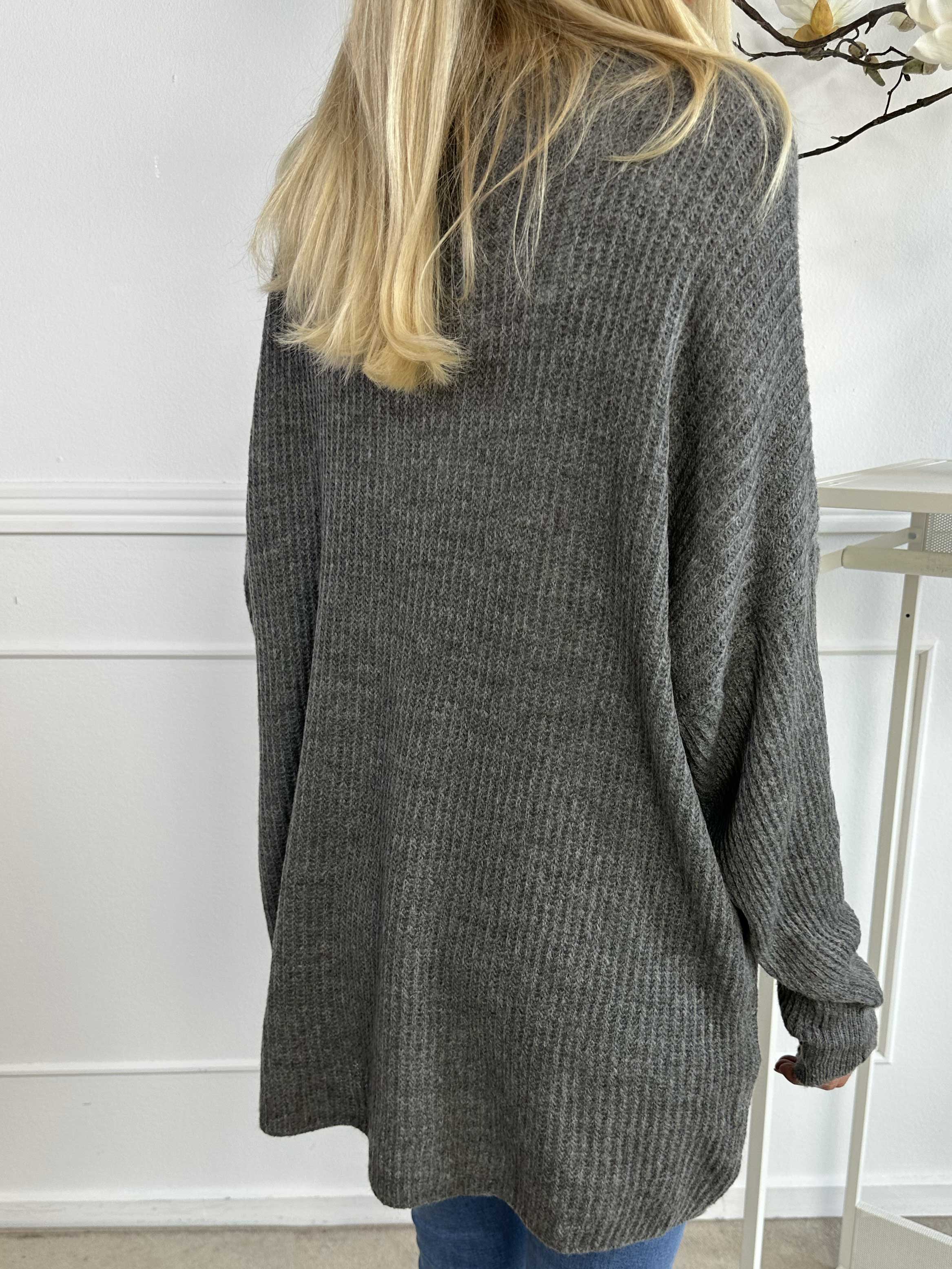 Dakota - Lång stickad blus i plus size med fickor