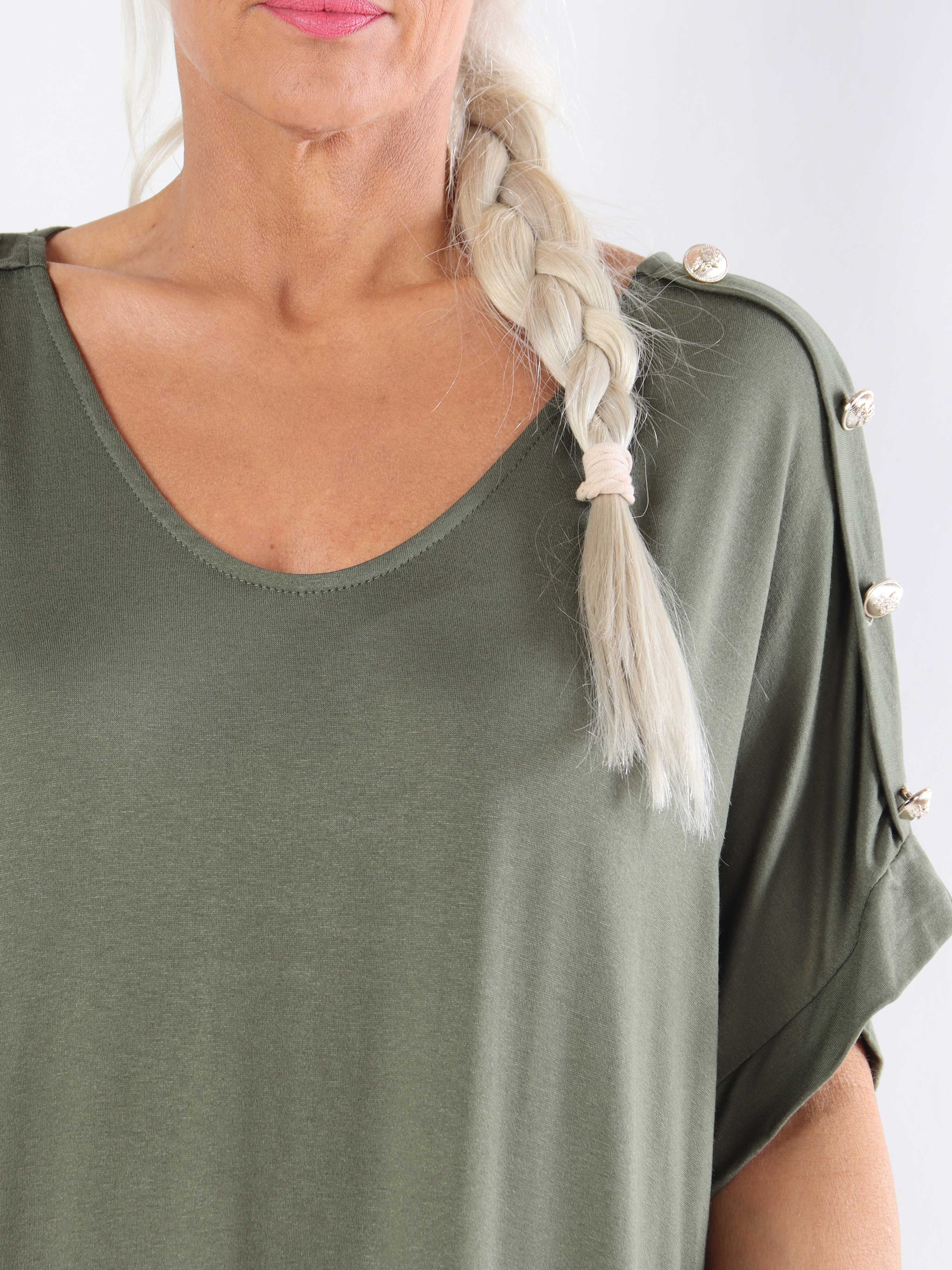 Alli - Söt t-shirtklänning i plusstorlek med knappdetalj på axeln