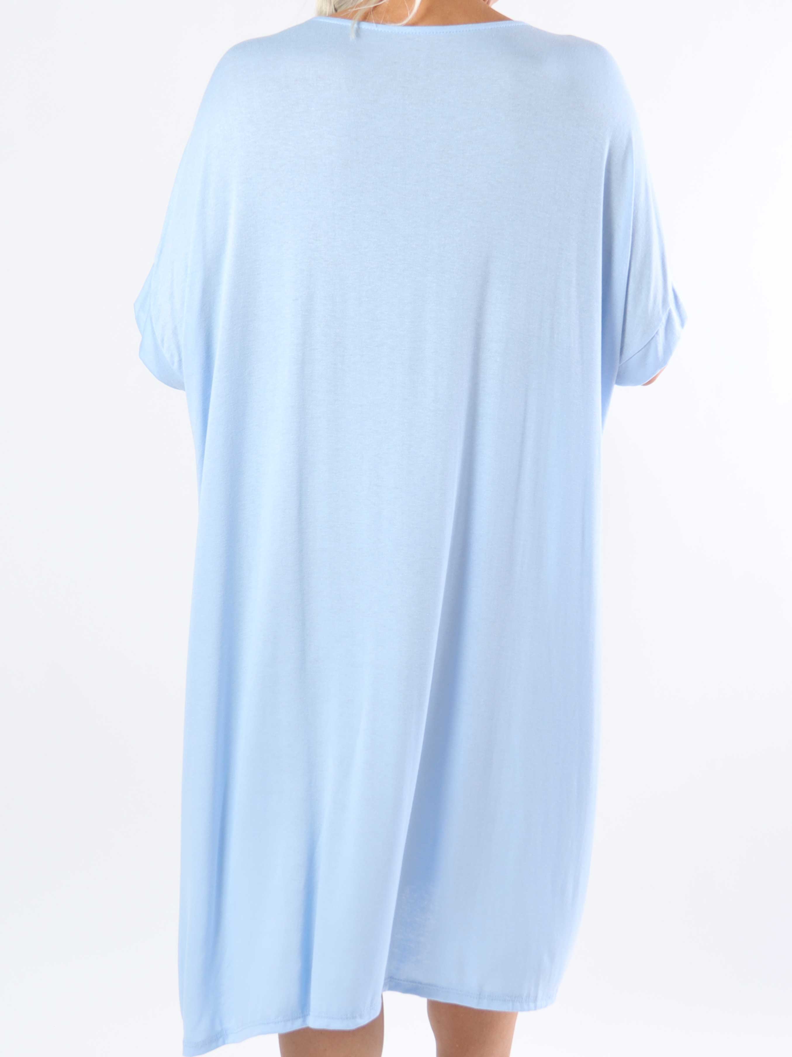 Alli - Söt t-shirtklänning i plusstorlek med knappdetalj på axeln