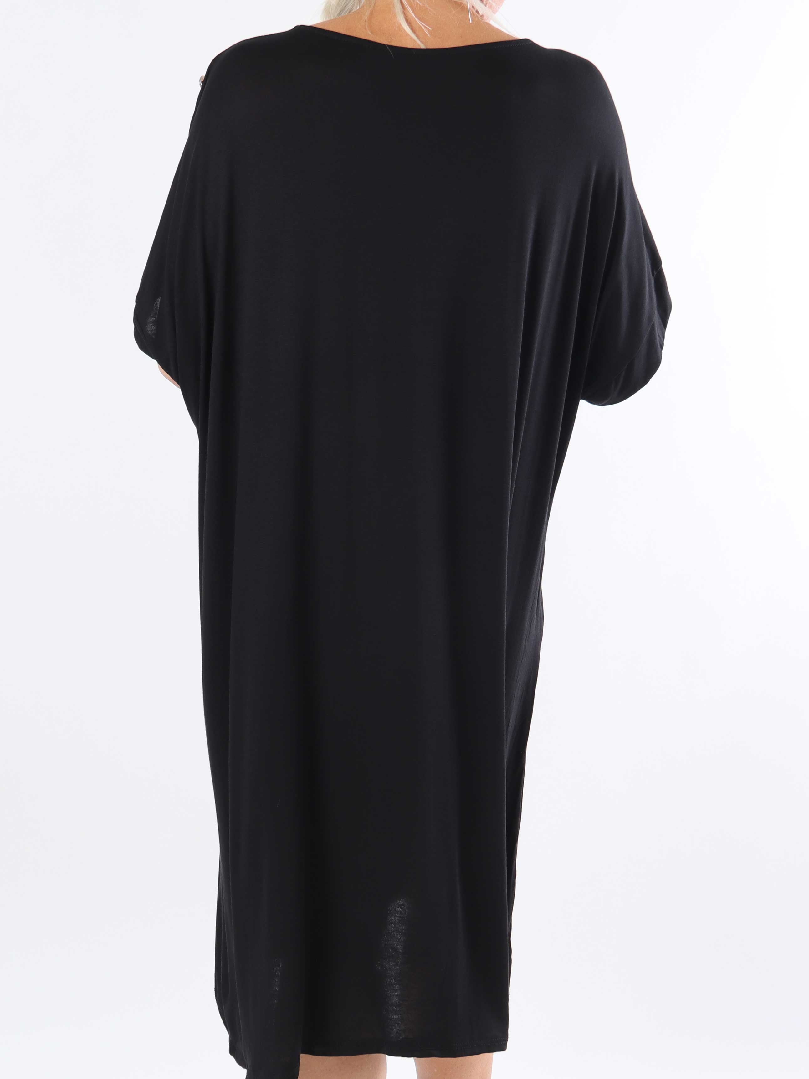 Alli - Söt t-shirtklänning i plusstorlek med knappdetalj på axeln