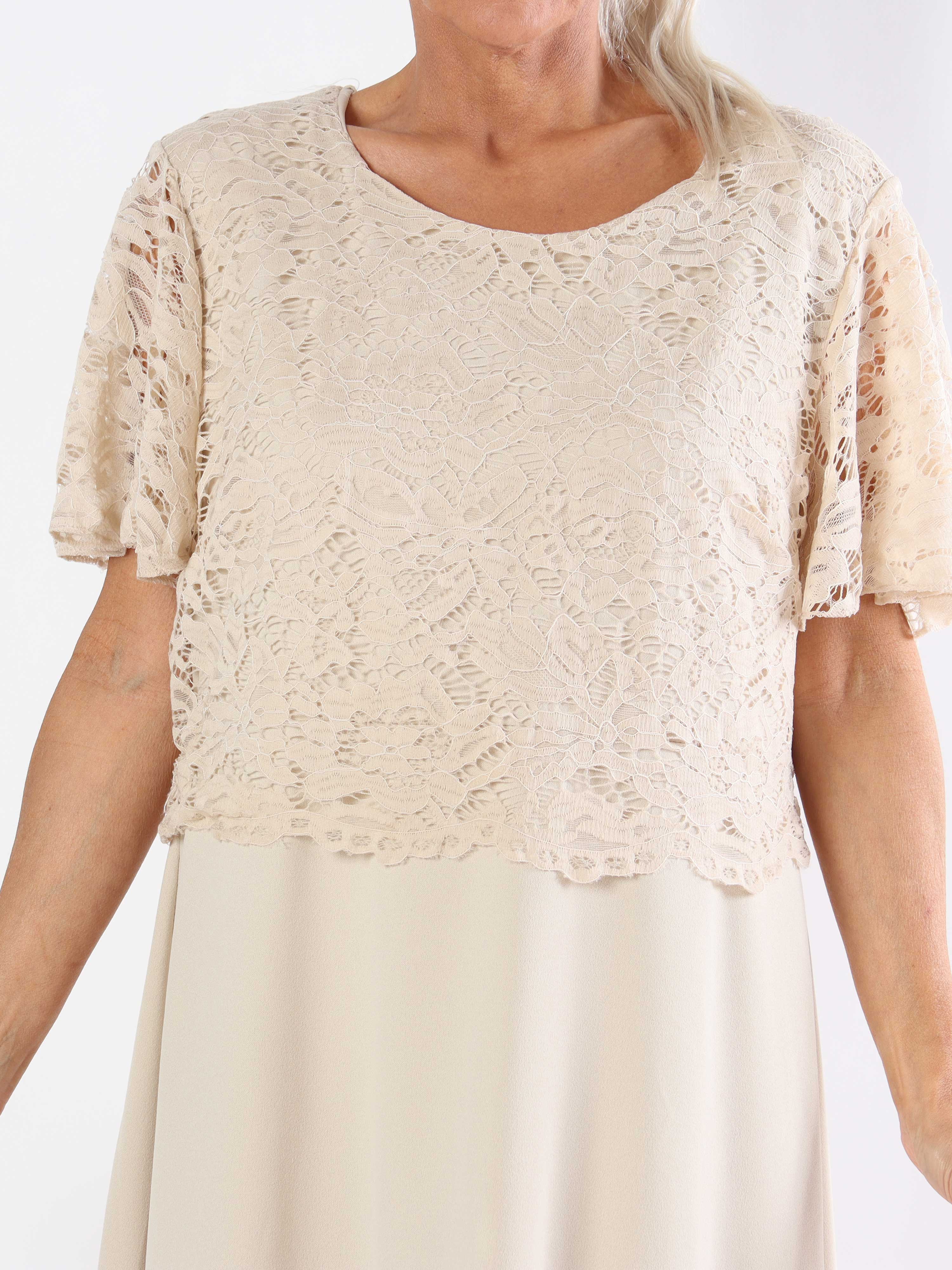 Aniki - Fin feminin plus size-klänning med spetsöverdel