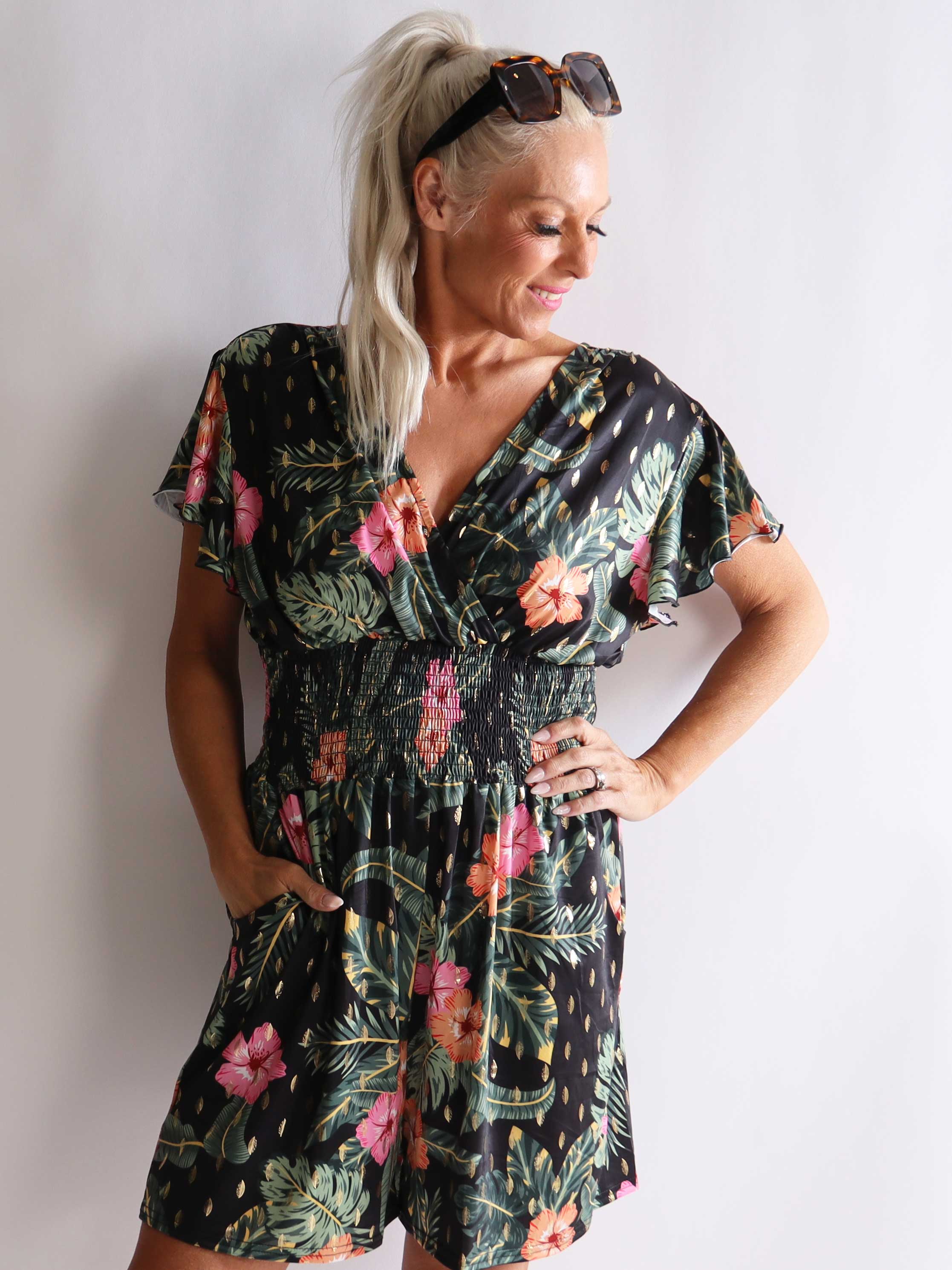 Pams Flower Playsuit - Elastisk playsuit i plusstorlek med fickor
