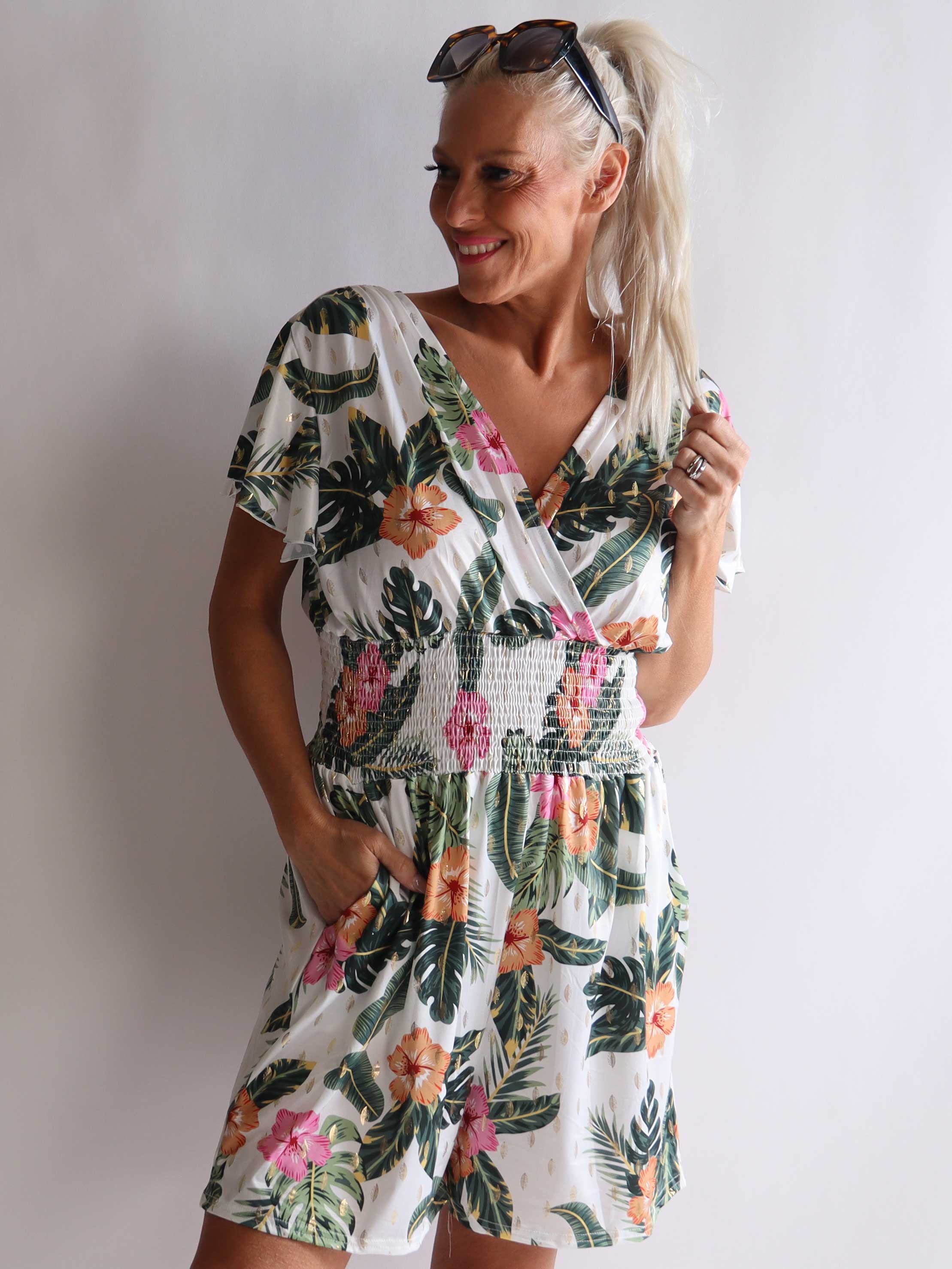 Pams Flower Playsuit - Elastisk playsuit i plusstorlek med fickor