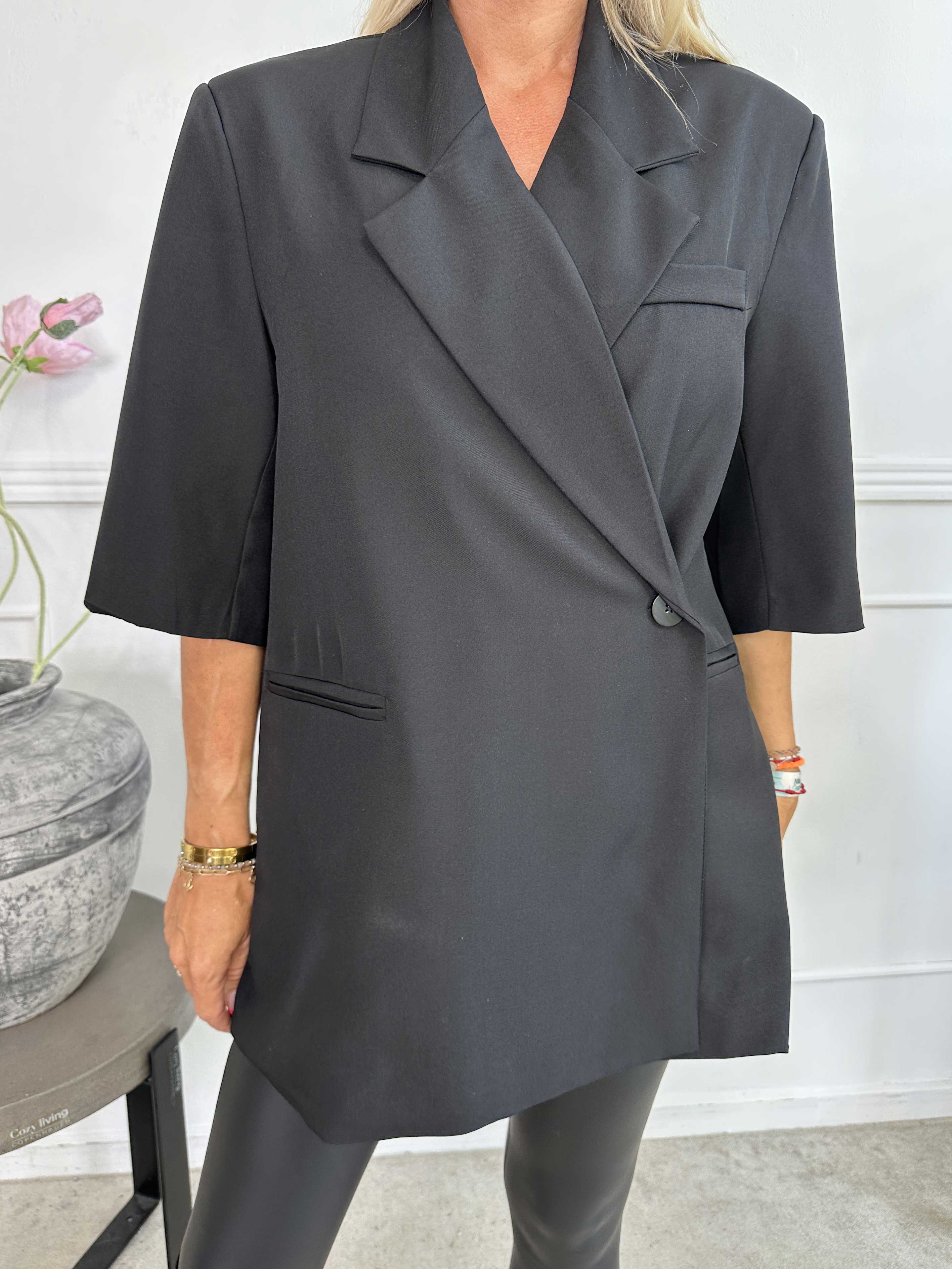 Audrey - Stilren blazer med korte ærmer