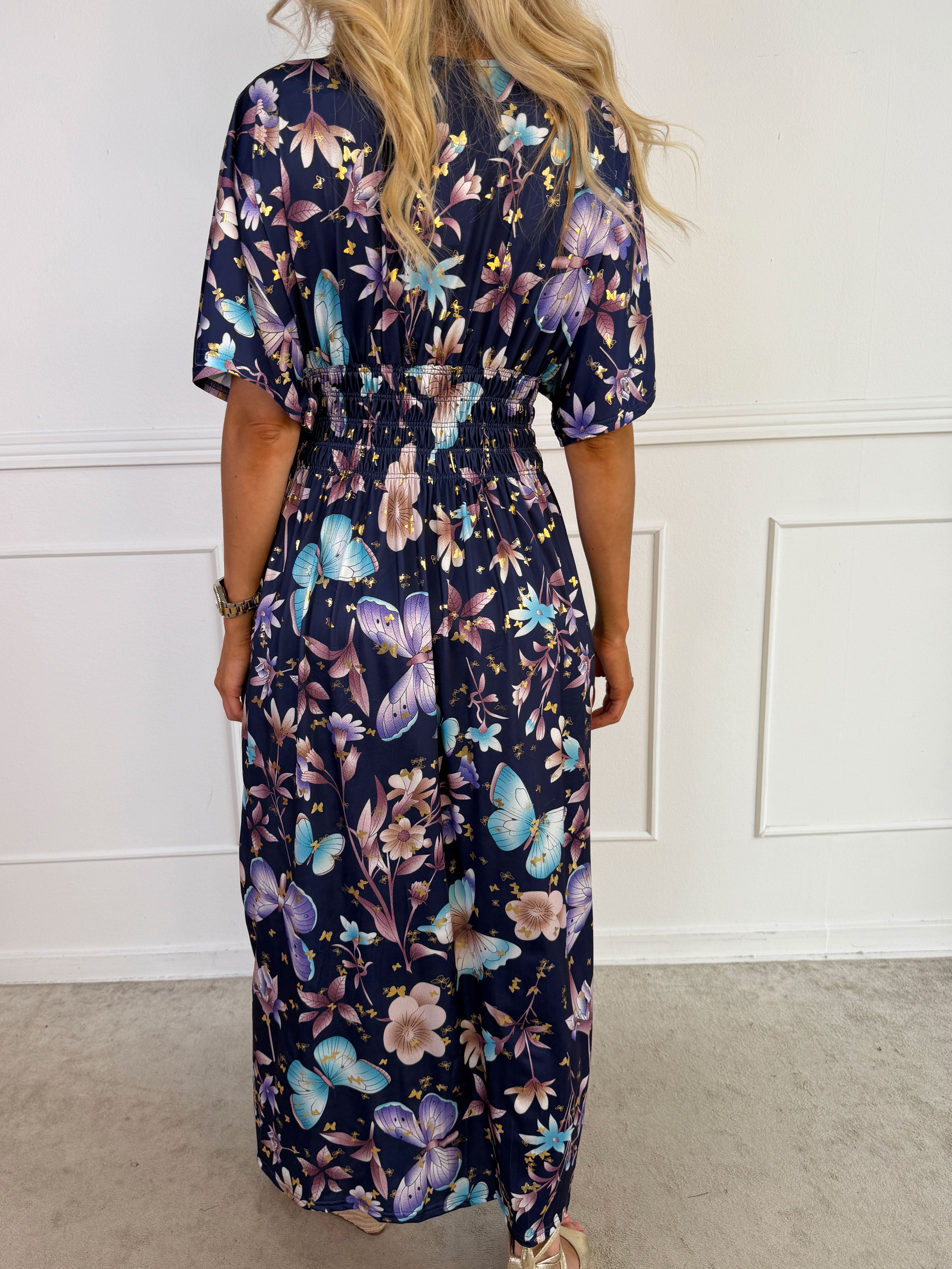 Pams Fairytale - Lång stretchig klänning i fint blom- och fjärilstryck