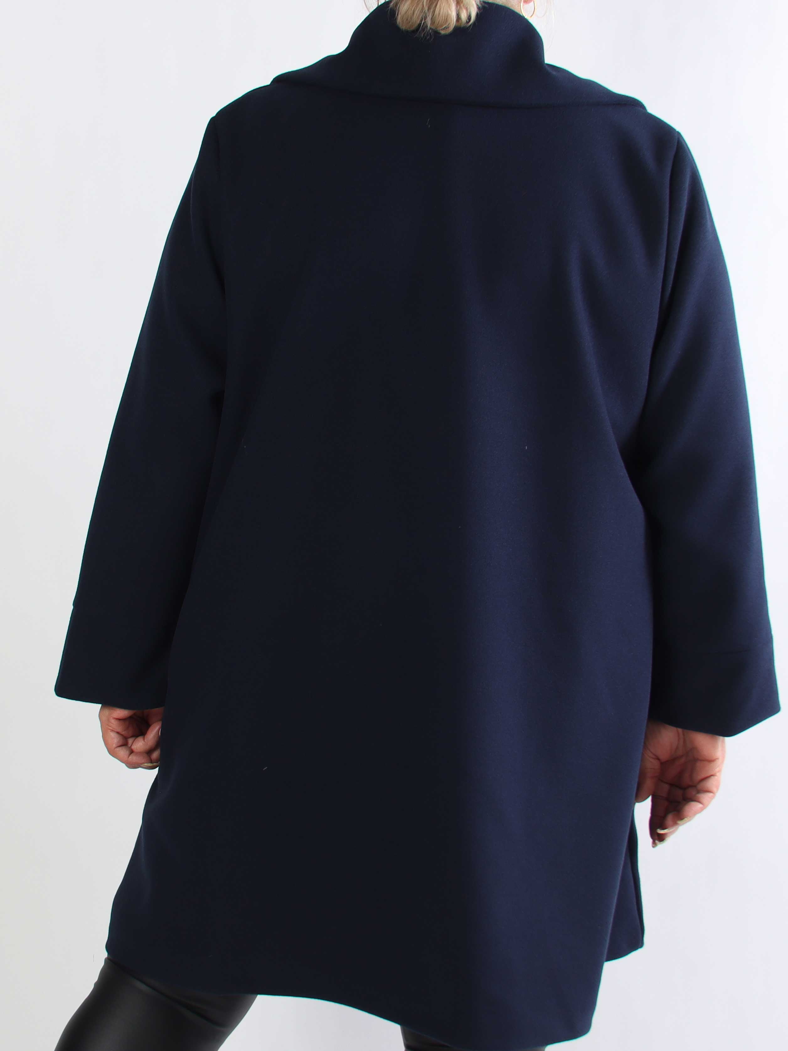 Yalena - Klassisk plus size frakke i A-facon med lommer