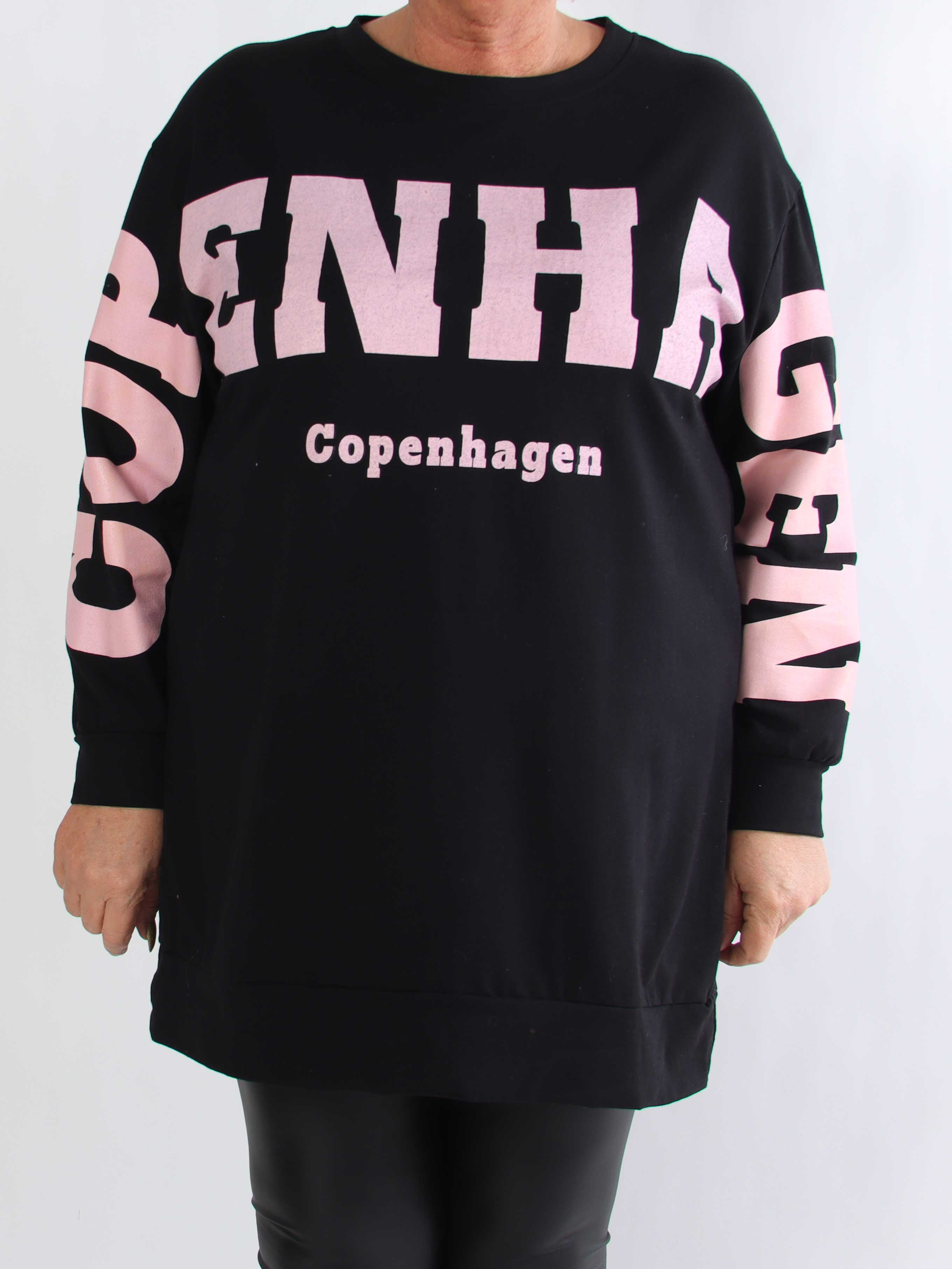 Claudine - Plus size joggingklänning i bomull med texten COPENHAGEN