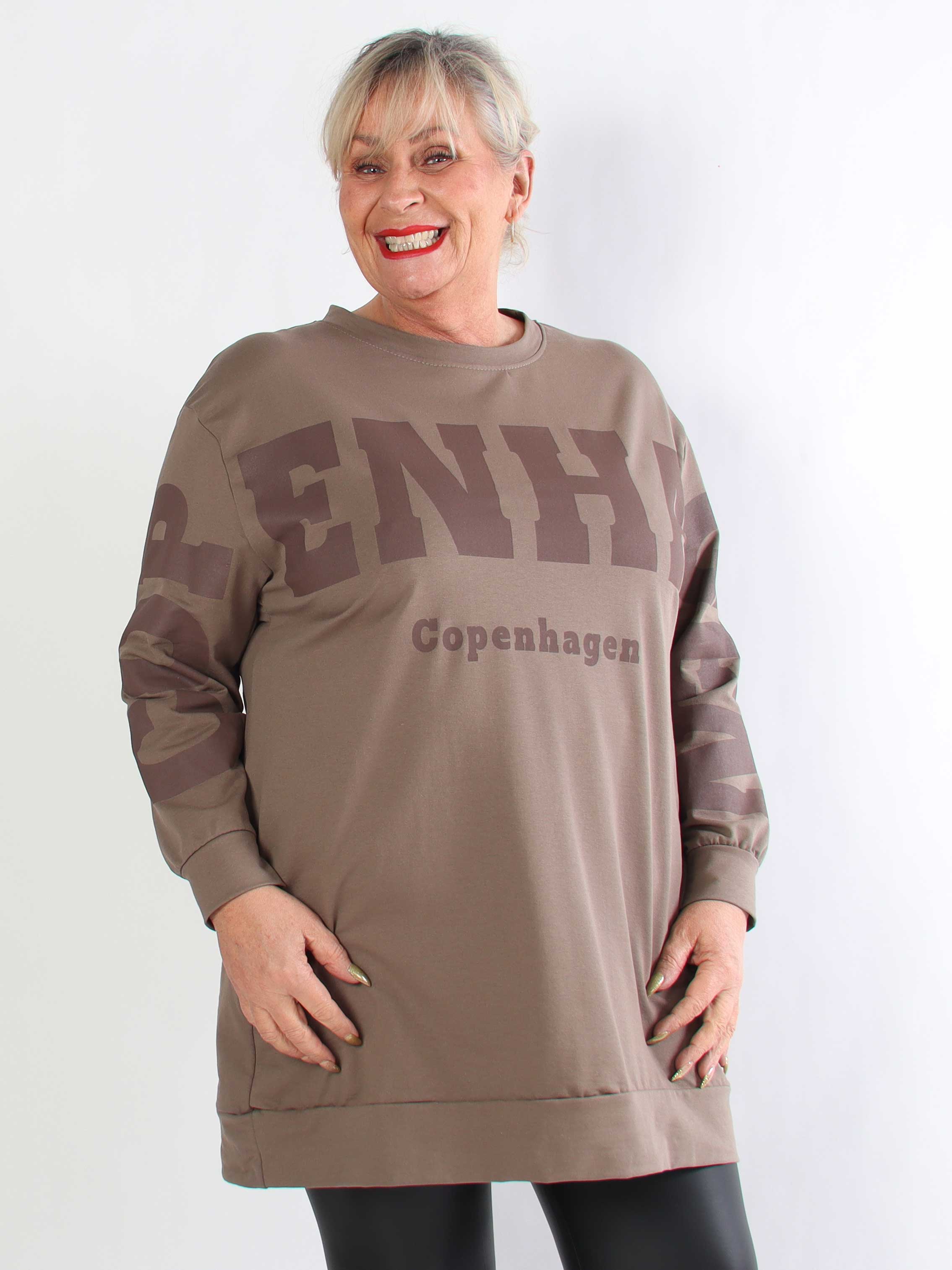 Claudine - Plus size joggingklänning i bomull med texten COPENHAGEN