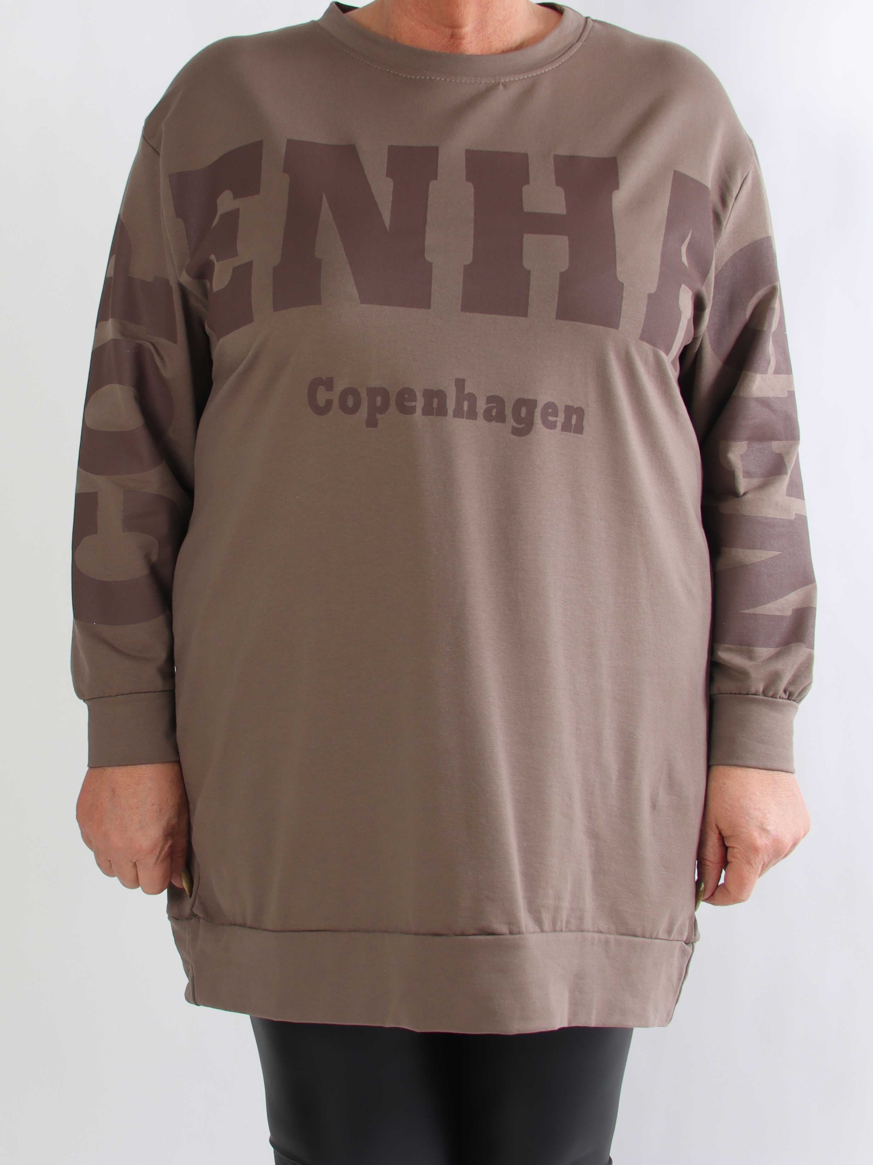 Claudine - Plus size joggingklänning i bomull med texten COPENHAGEN