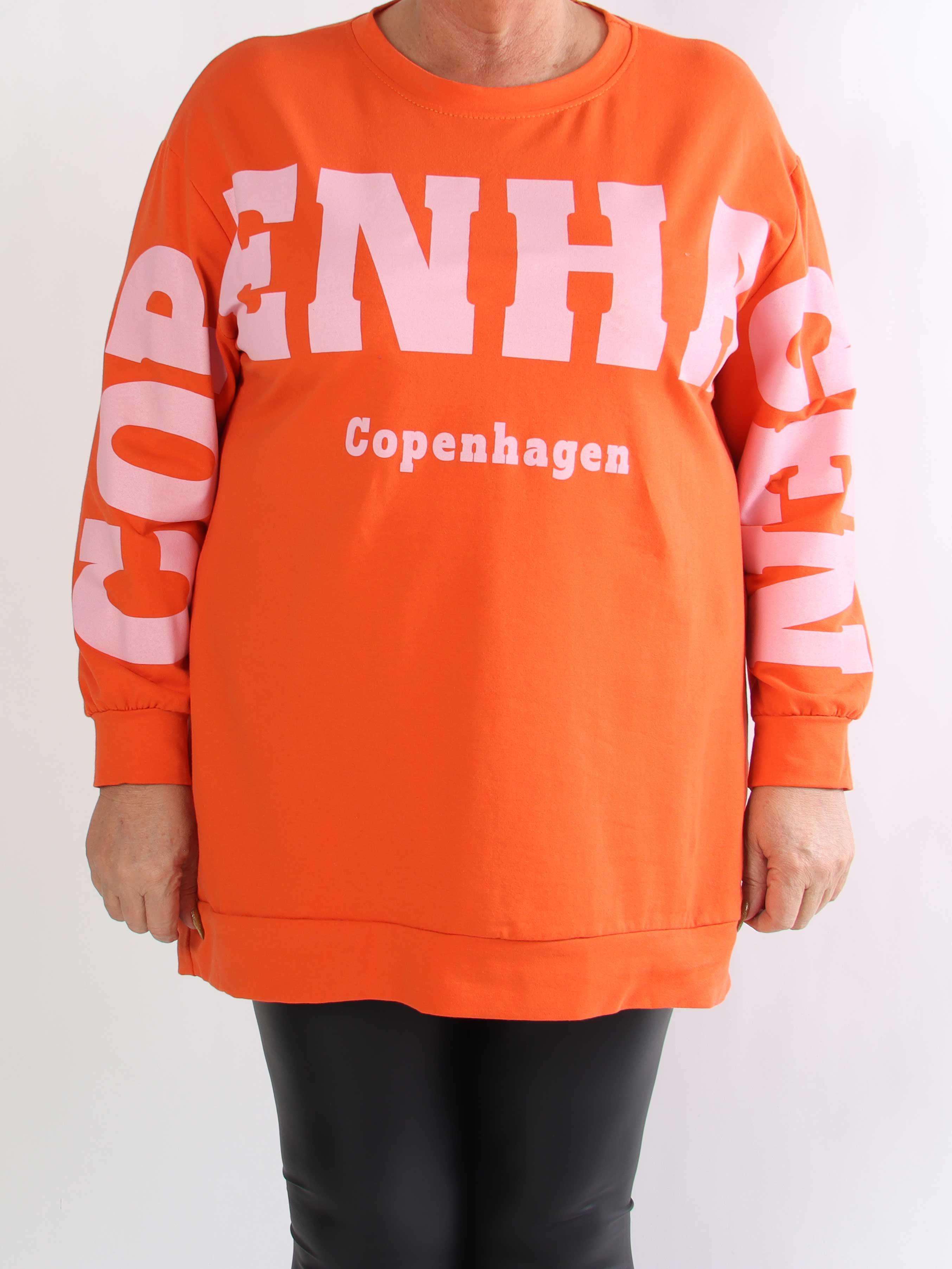 Claudine - Plus size joggingklänning i bomull med texten COPENHAGEN