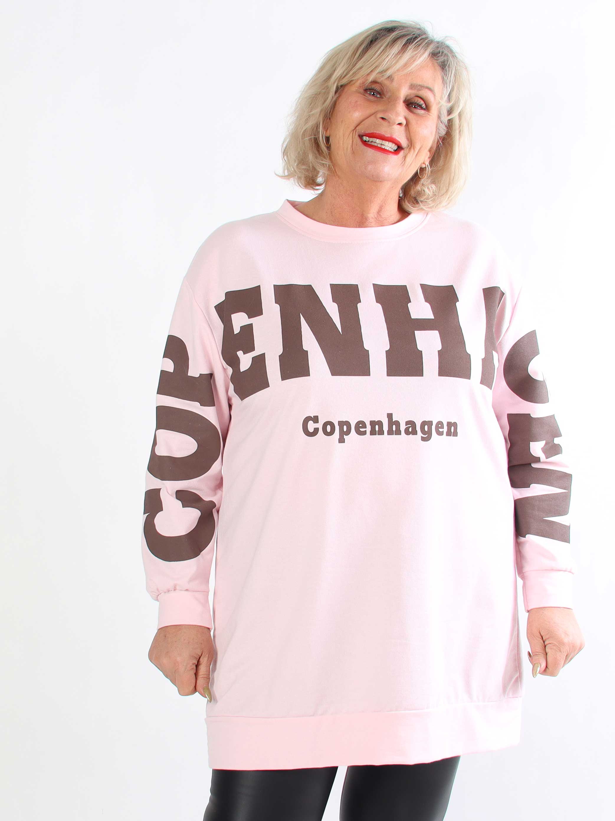 Claudine - Plus size joggingklänning i bomull med texten COPENHAGEN