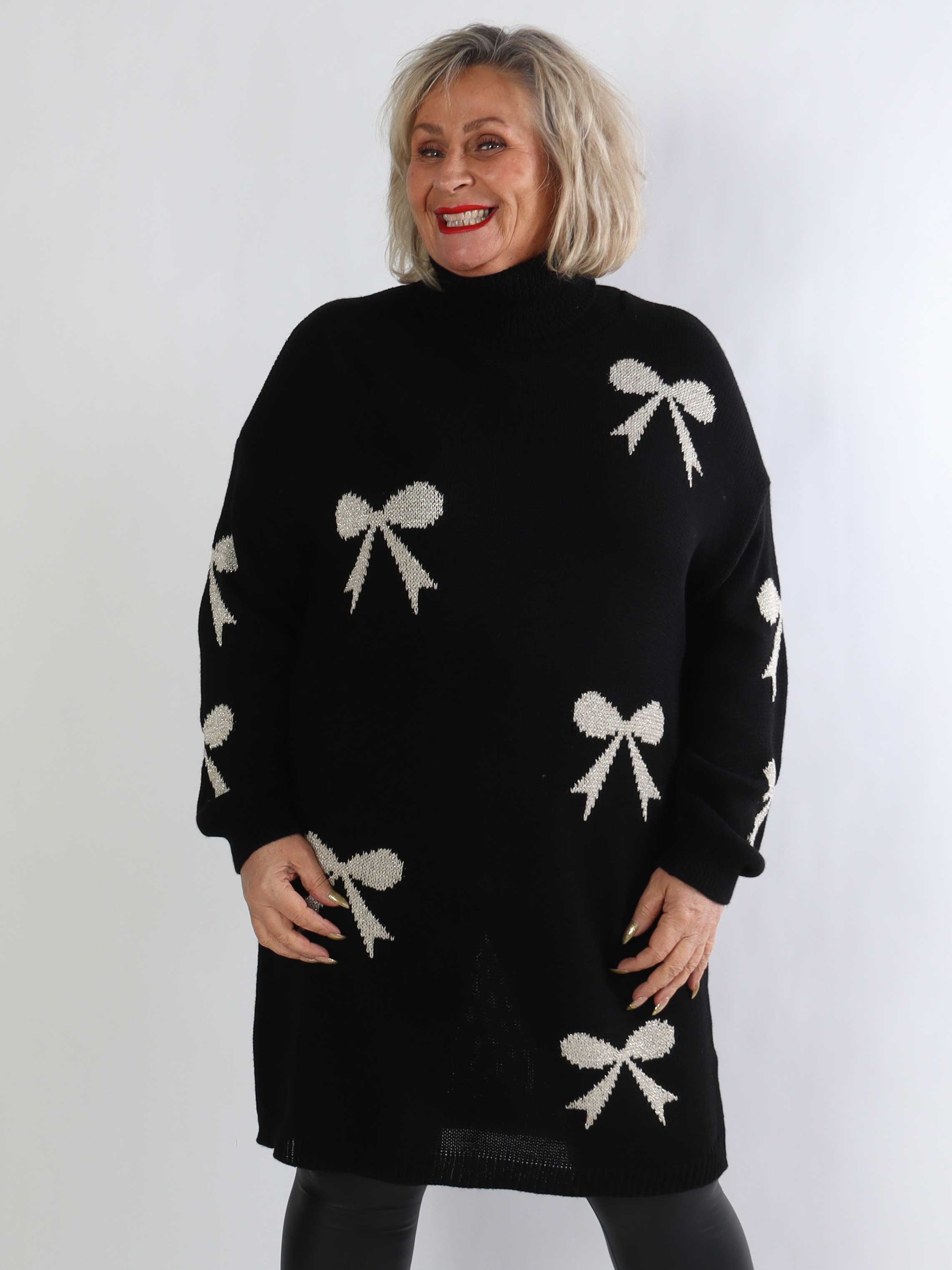 Vallie - Plus size strikkjole med guldsløjfer og rullekrave