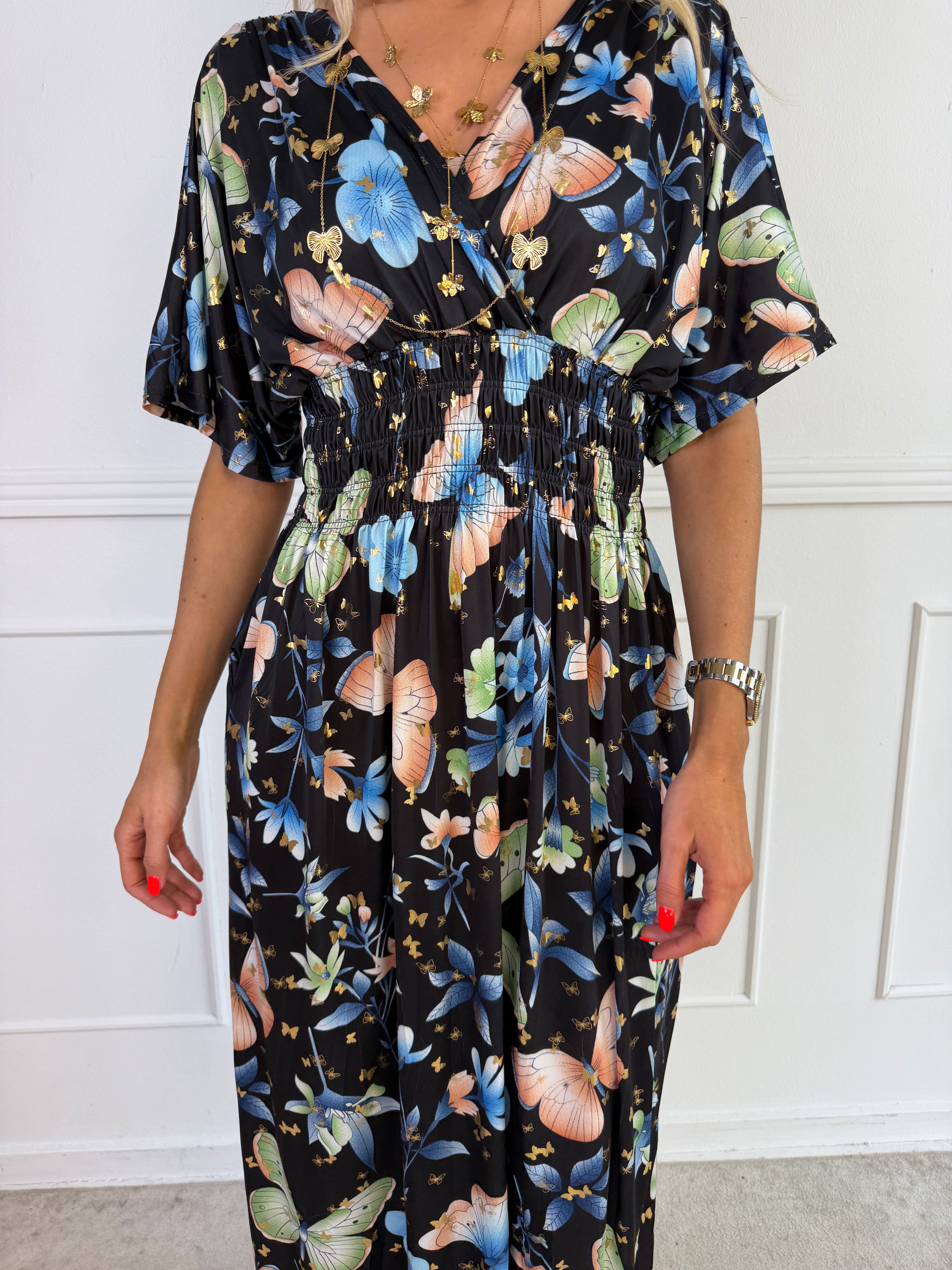 Pams Fairytale - Lång stretchig klänning i fint blom- och fjärilstryck