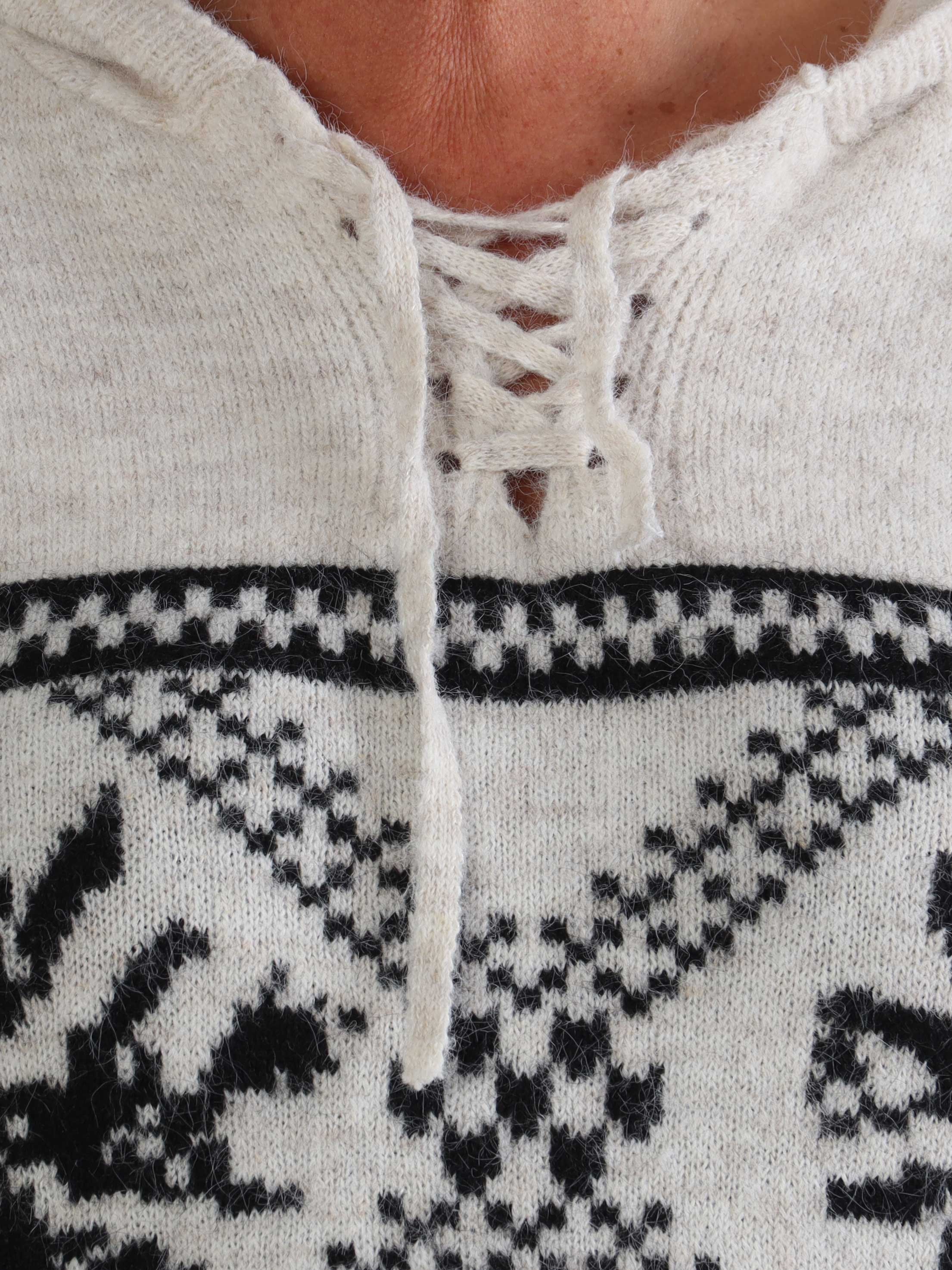 Veni Long - Blød mønstret strikkjole i plus size med hætte