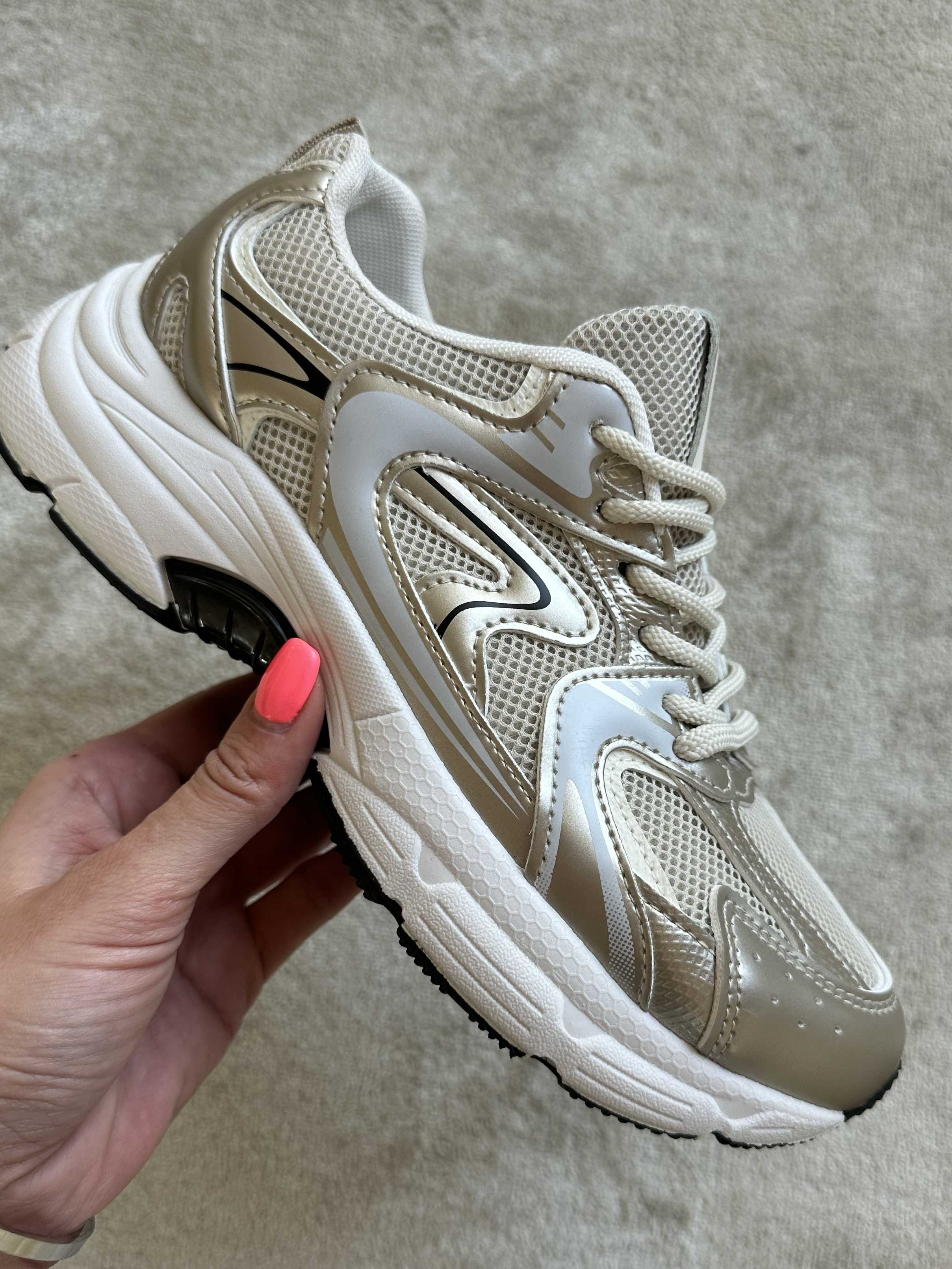 Scalea - Sportiga sneakers med vit sula