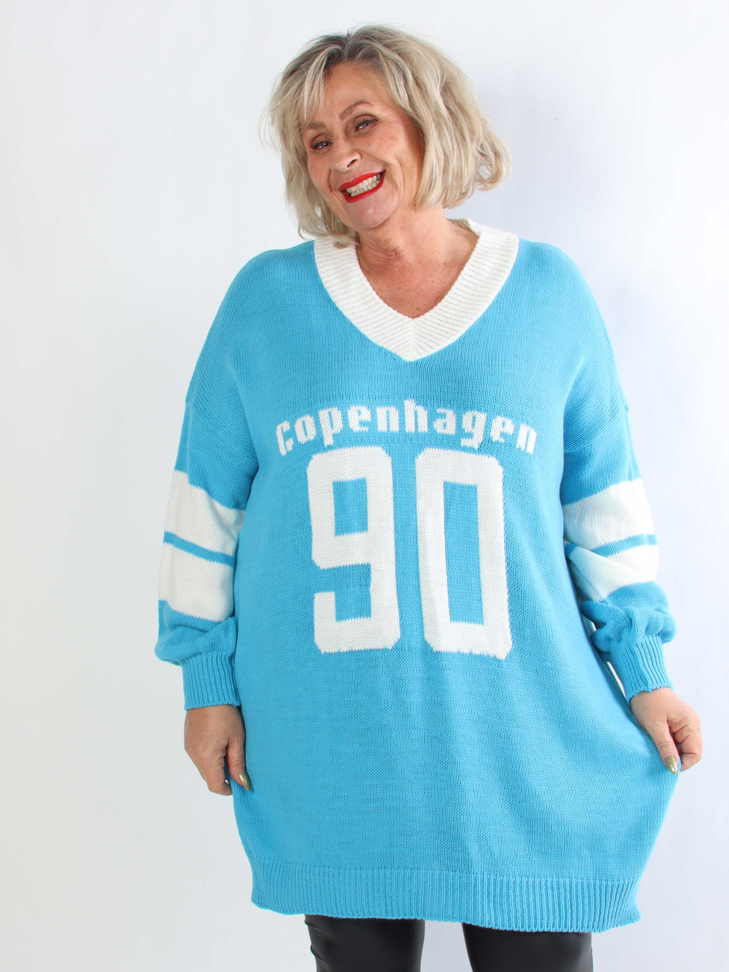 Tiane - Sporty plus size strikkjole med motiv foran