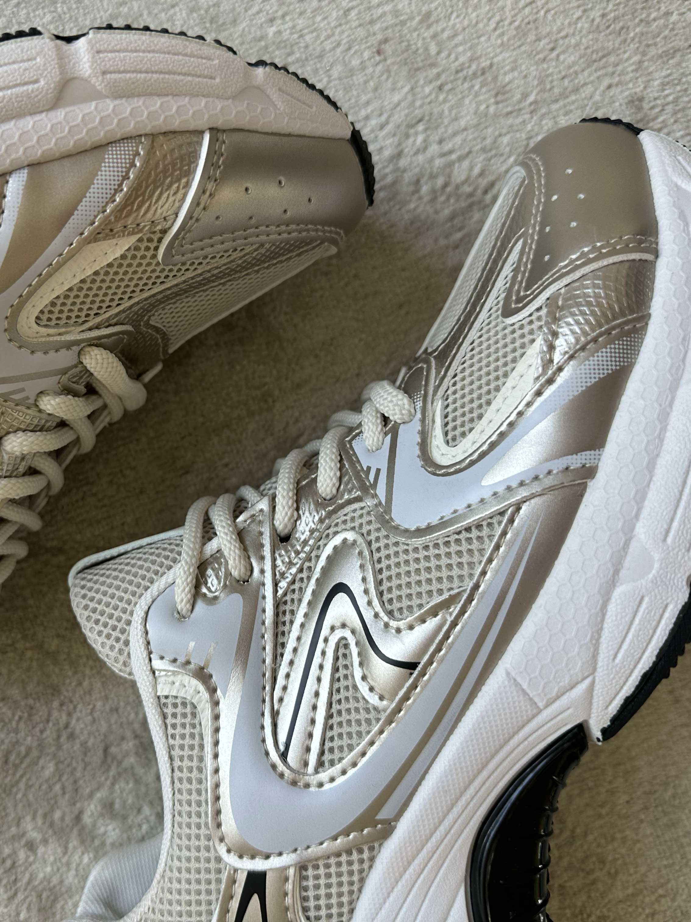 Scalea - Sportiga sneakers med vit sula