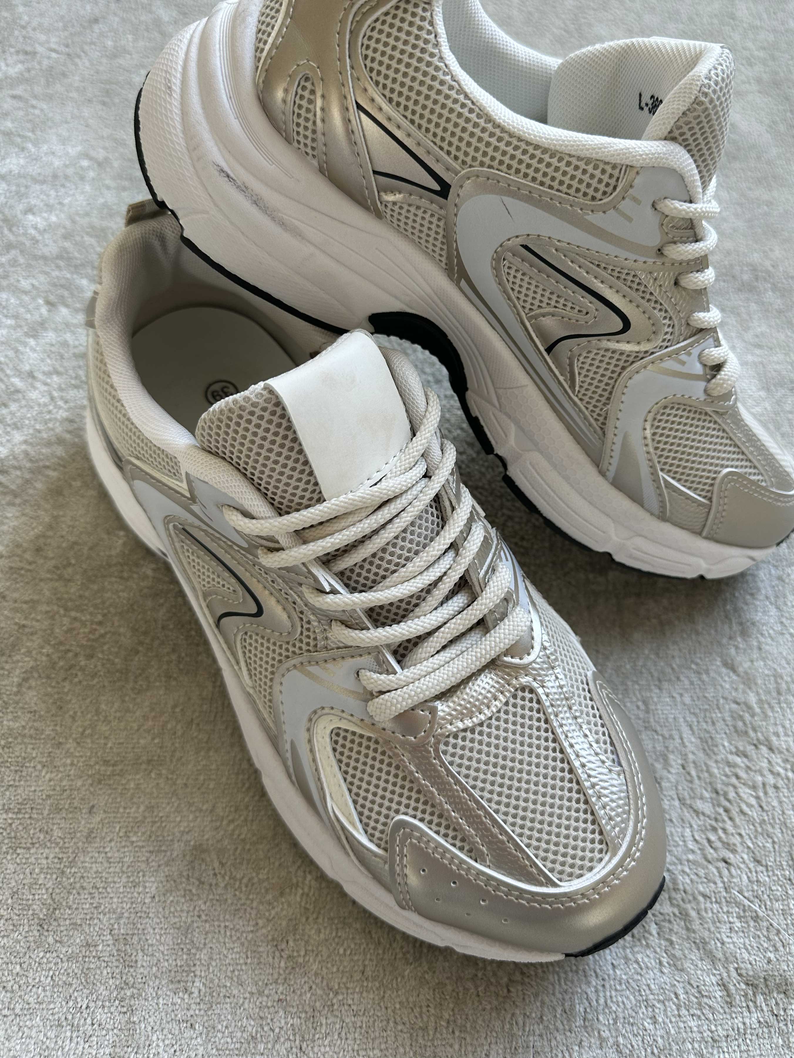 Scalea - Sportiga sneakers med vit sula