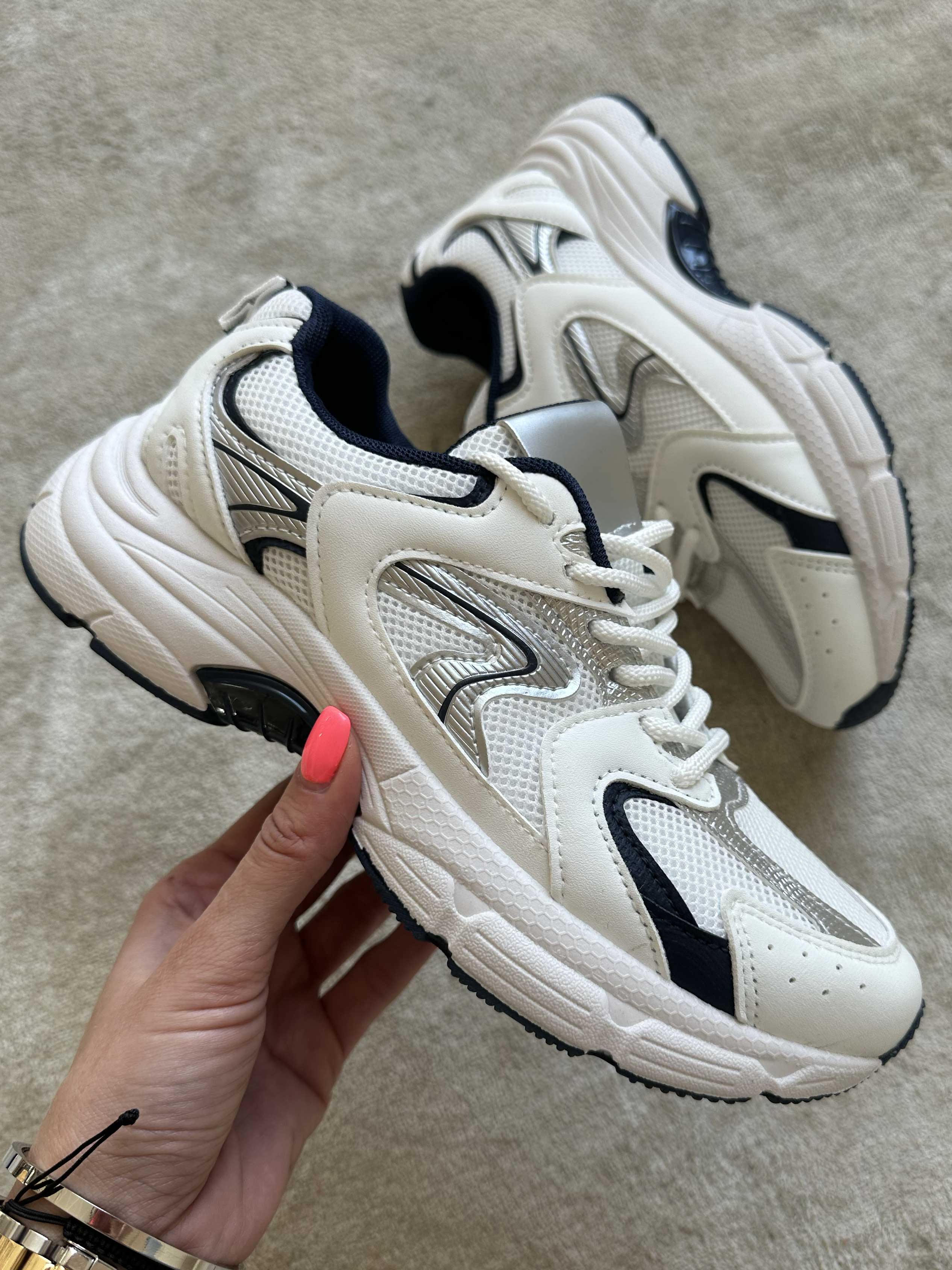 Scalea - Sportiga sneakers med vit sula