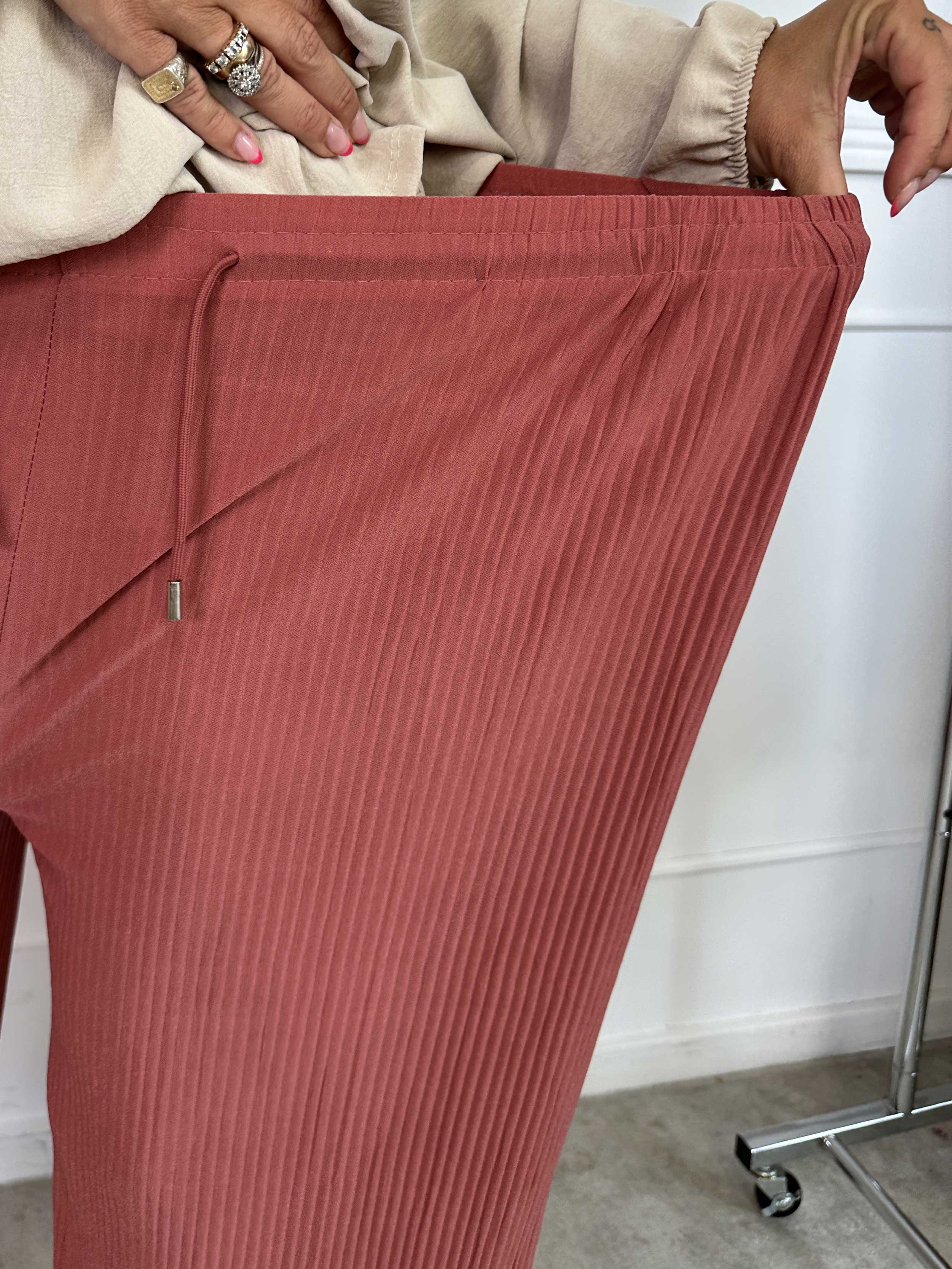 Angeline - Lösa plisserade byxor med resår i midjan