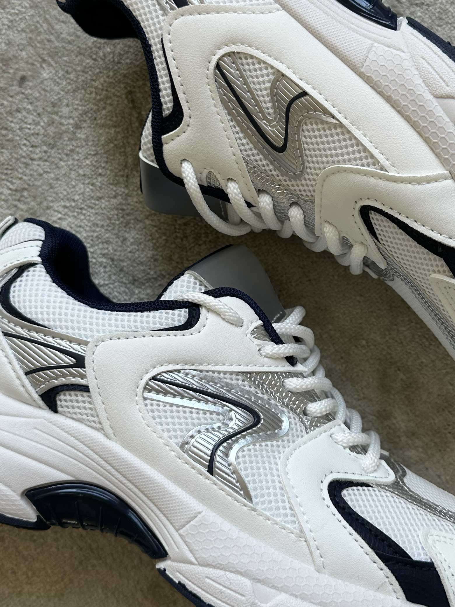 Scalea - Sportiga sneakers med vit sula