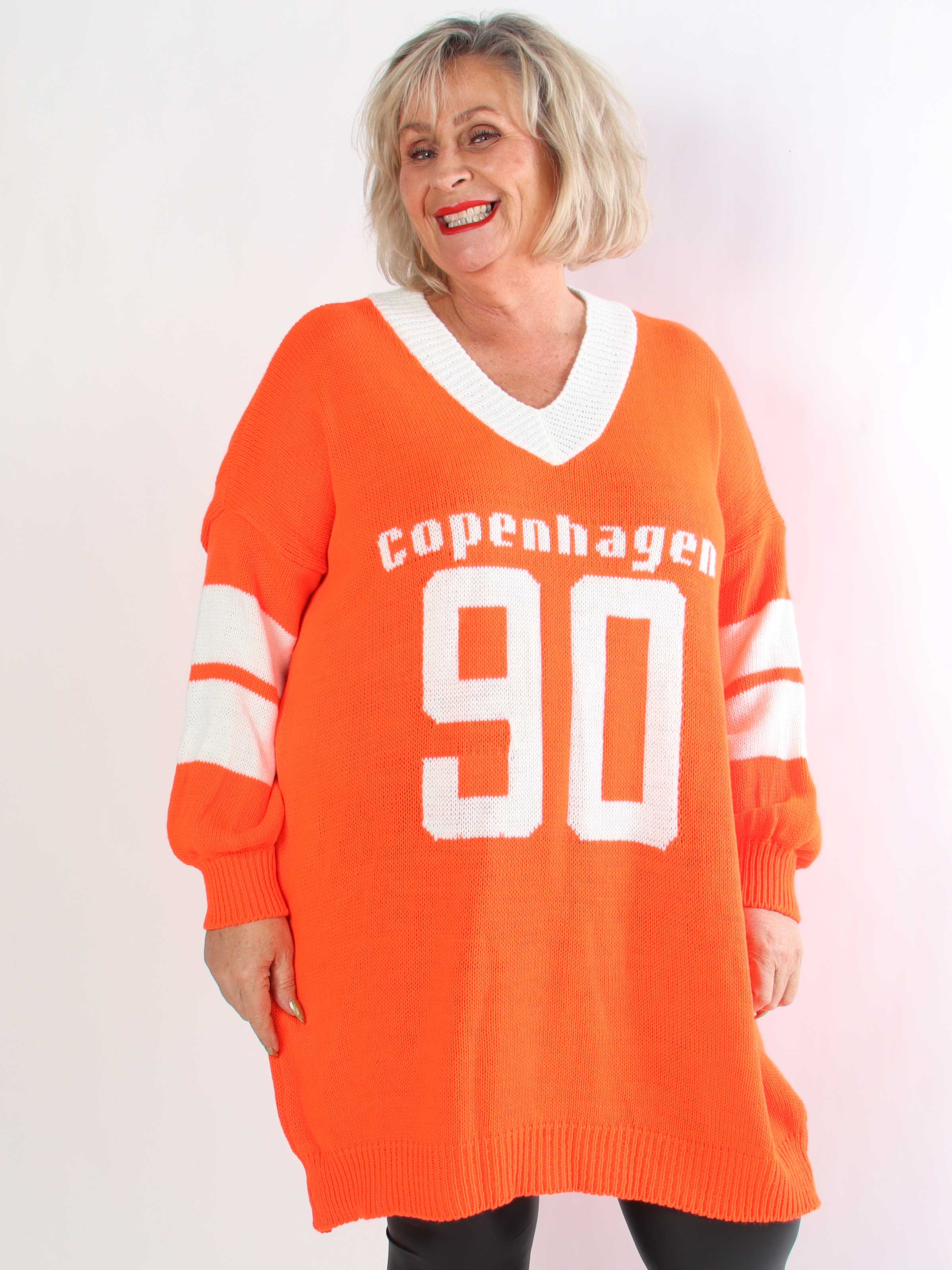 Tiane - Sporty plus size strikkjole med motiv foran