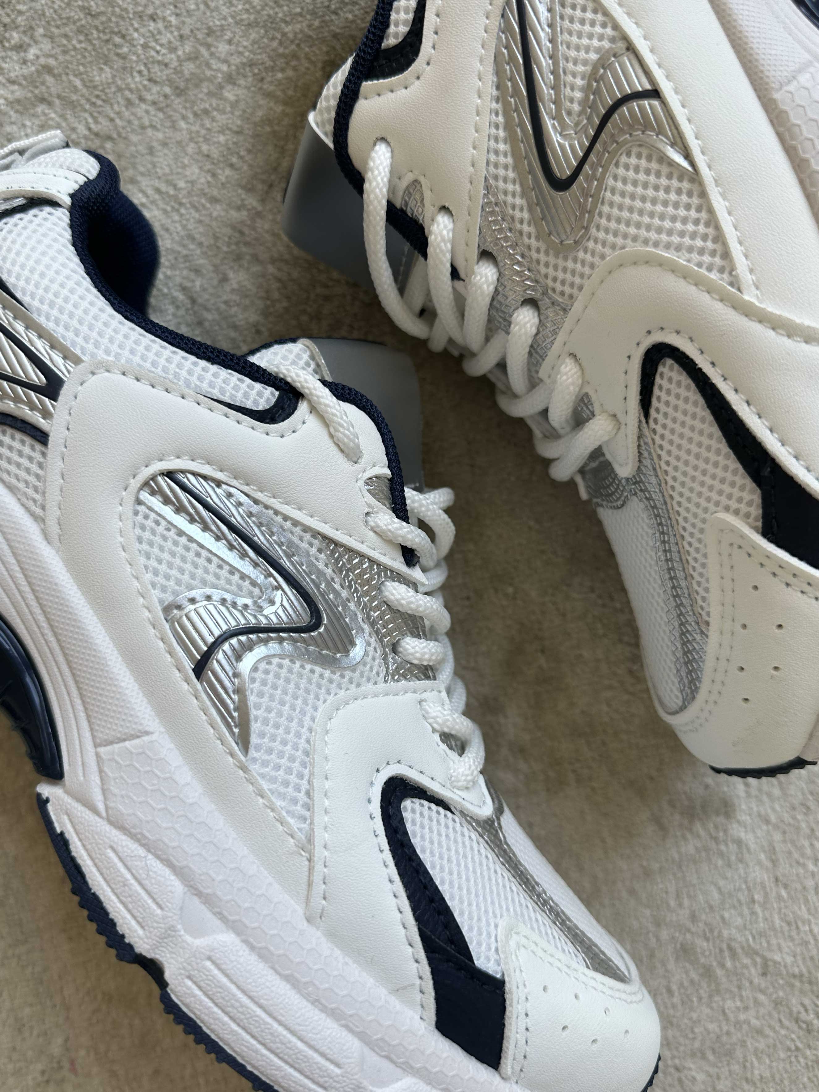 Scalea - Sportiga sneakers med vit sula