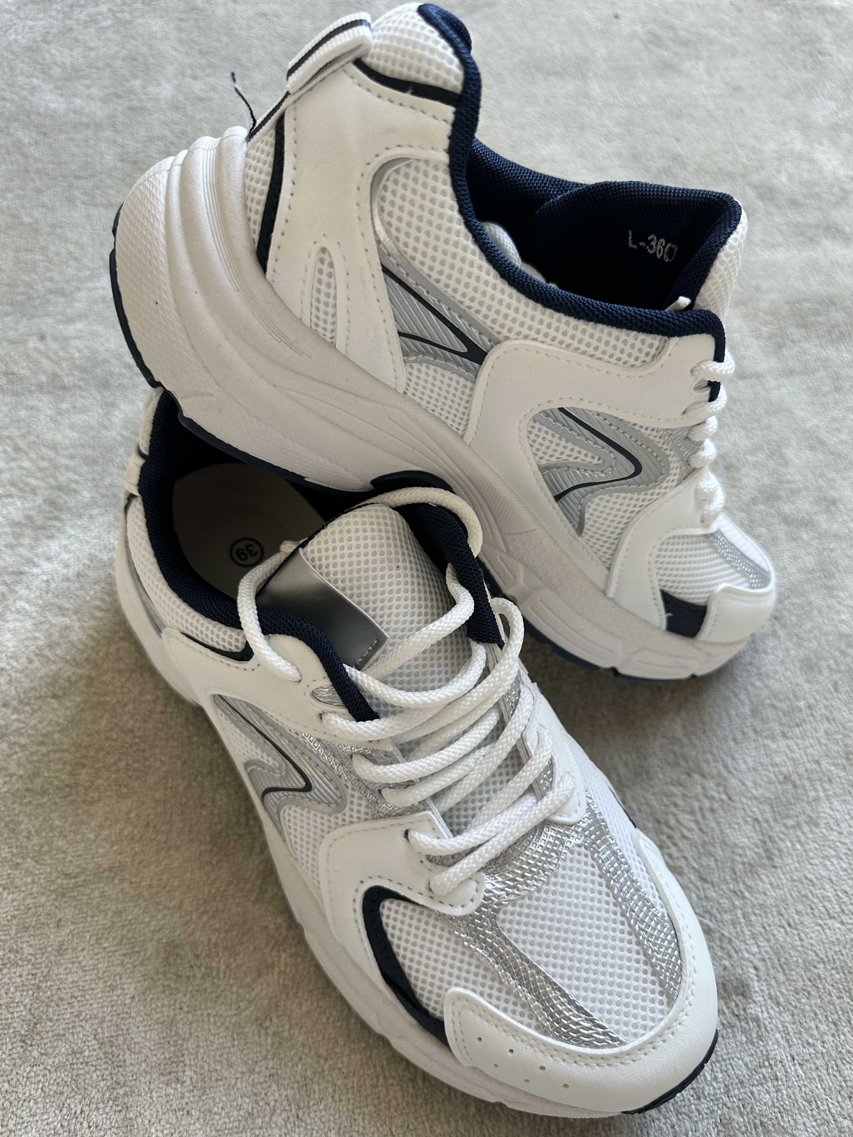 Scalea - Sportiga sneakers med vit sula