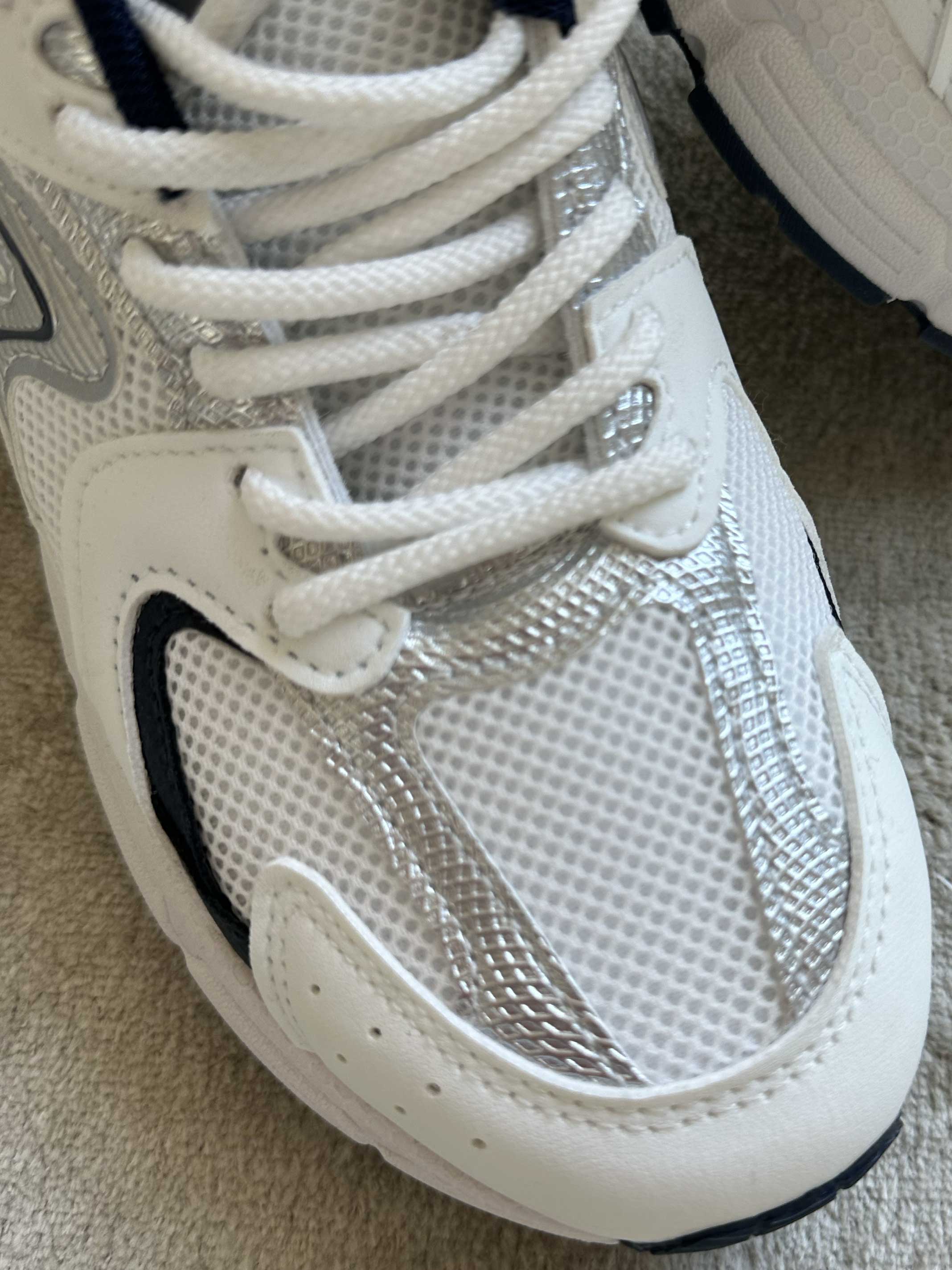 Scalea - Sportiga sneakers med vit sula