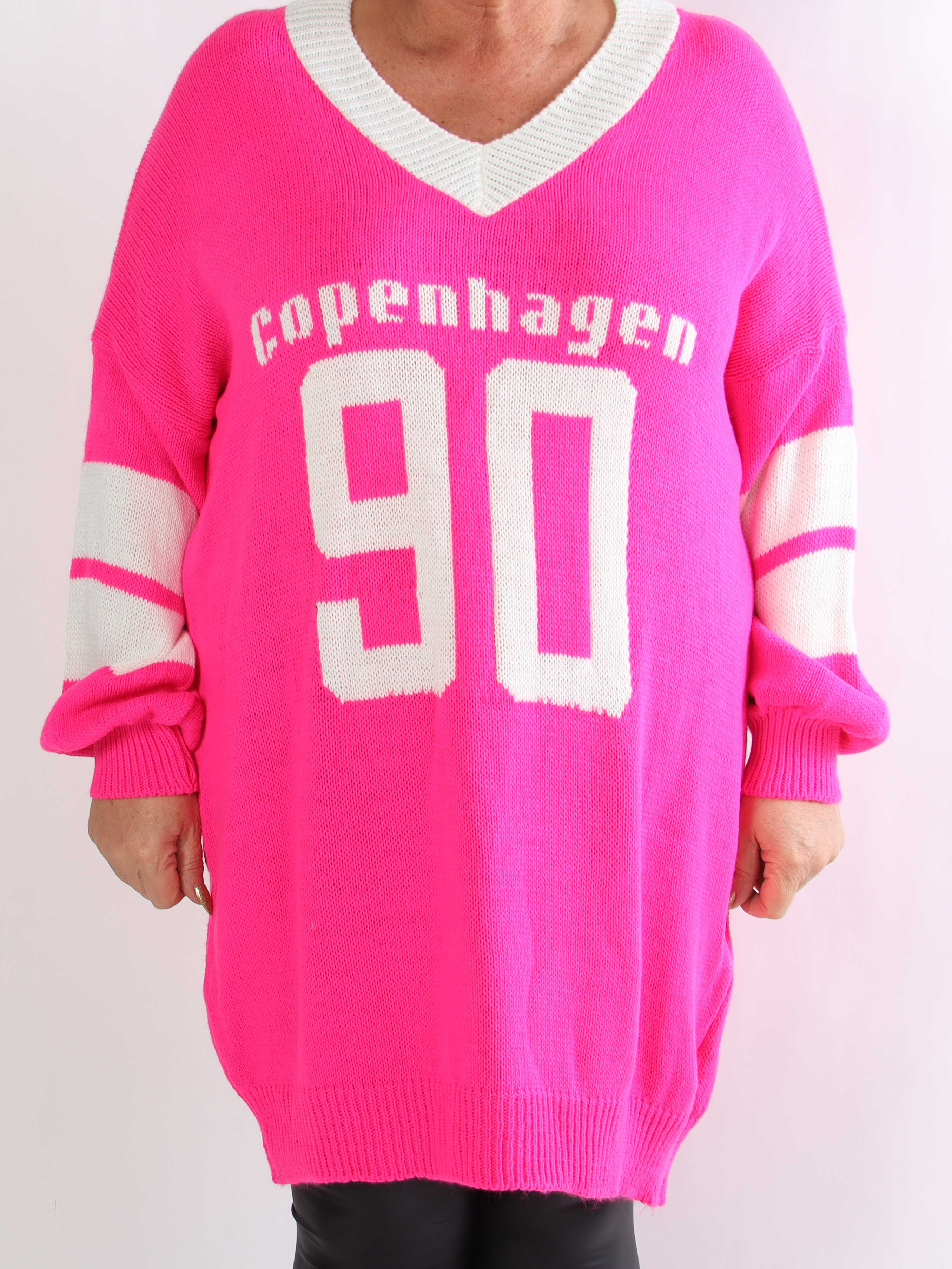 Tiane - Sporty plus size strikkjole med motiv foran