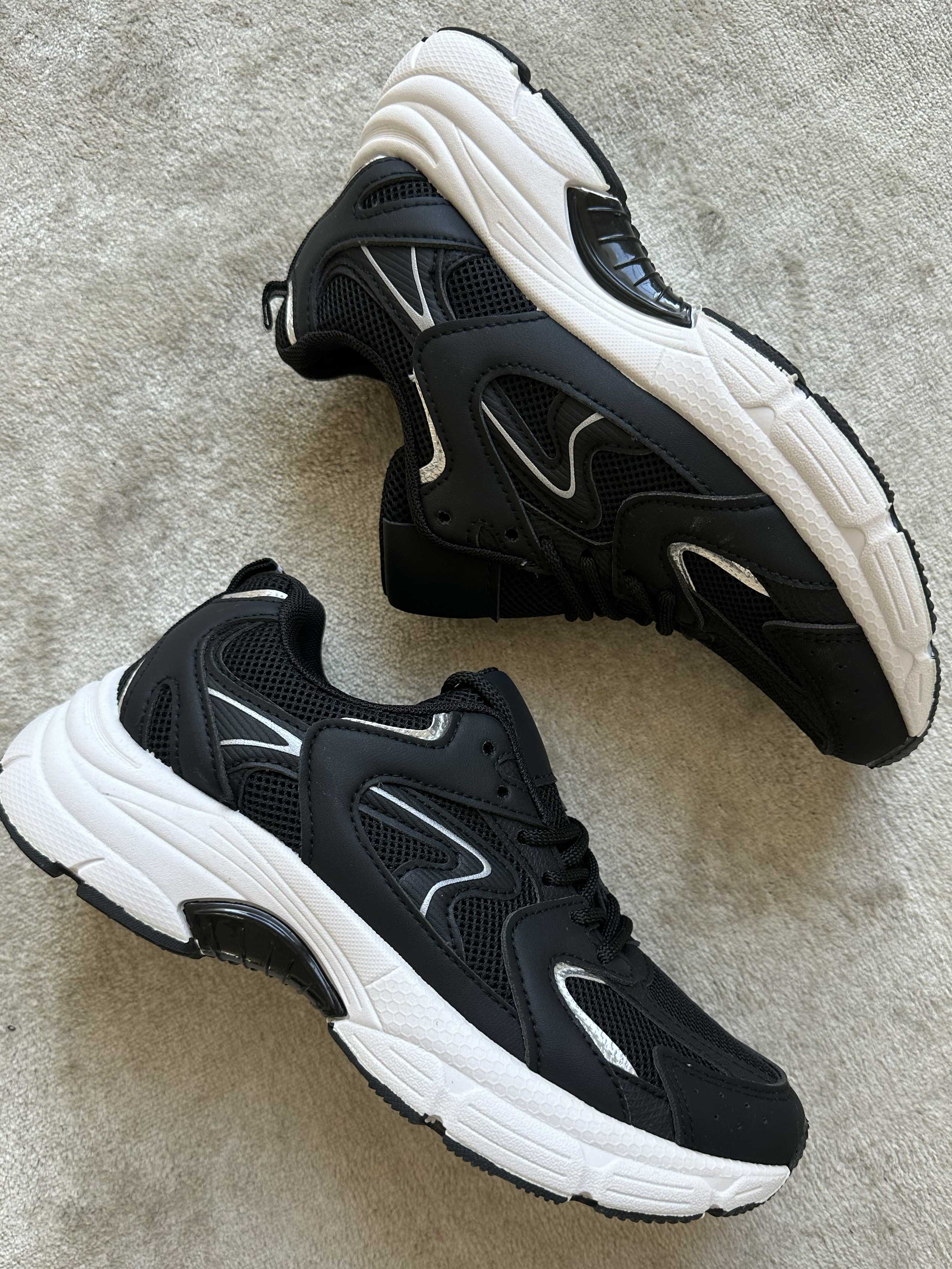 Scalea - Sportiga sneakers med vit sula