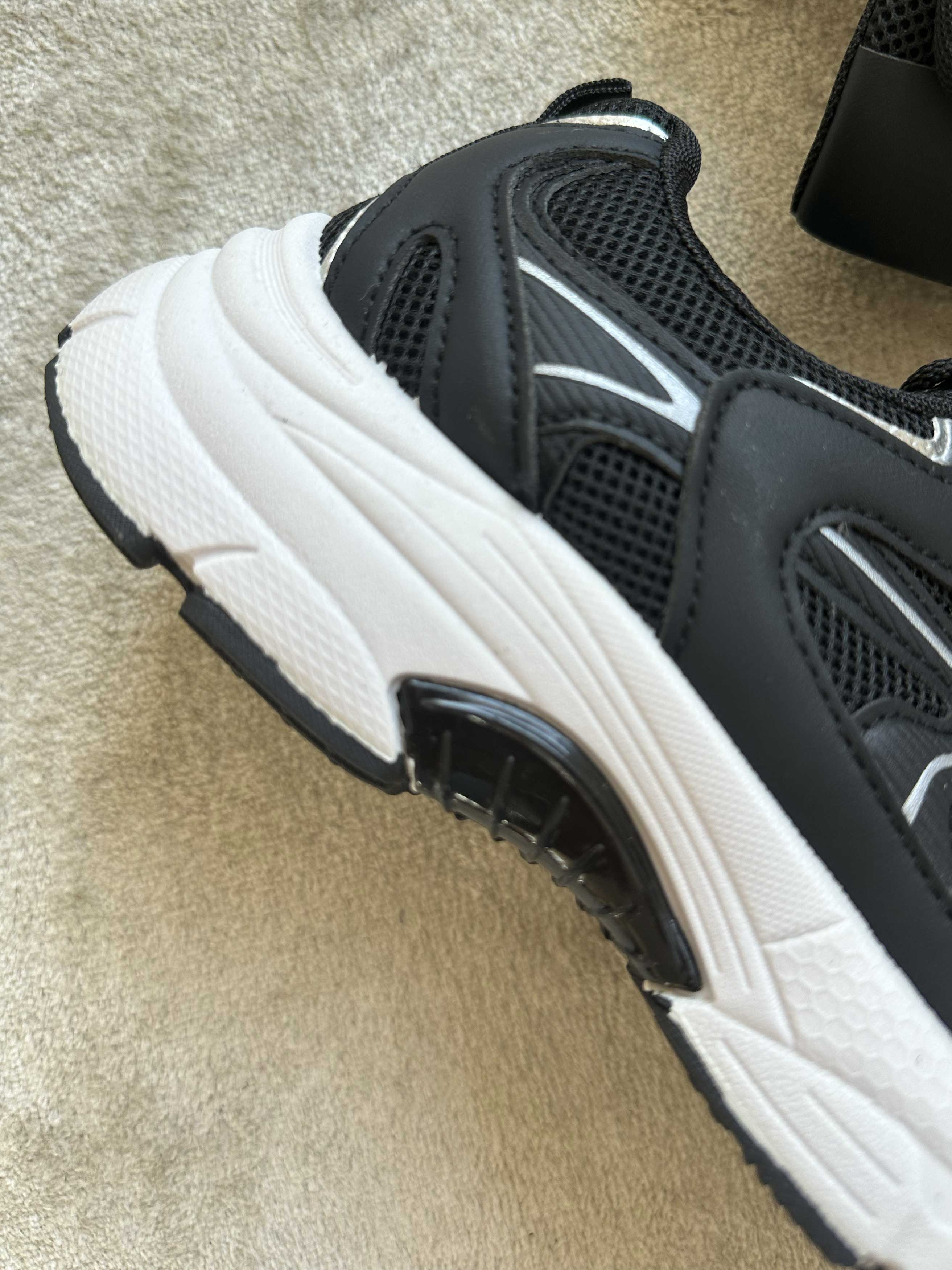 Scalea - Sportiga sneakers med vit sula